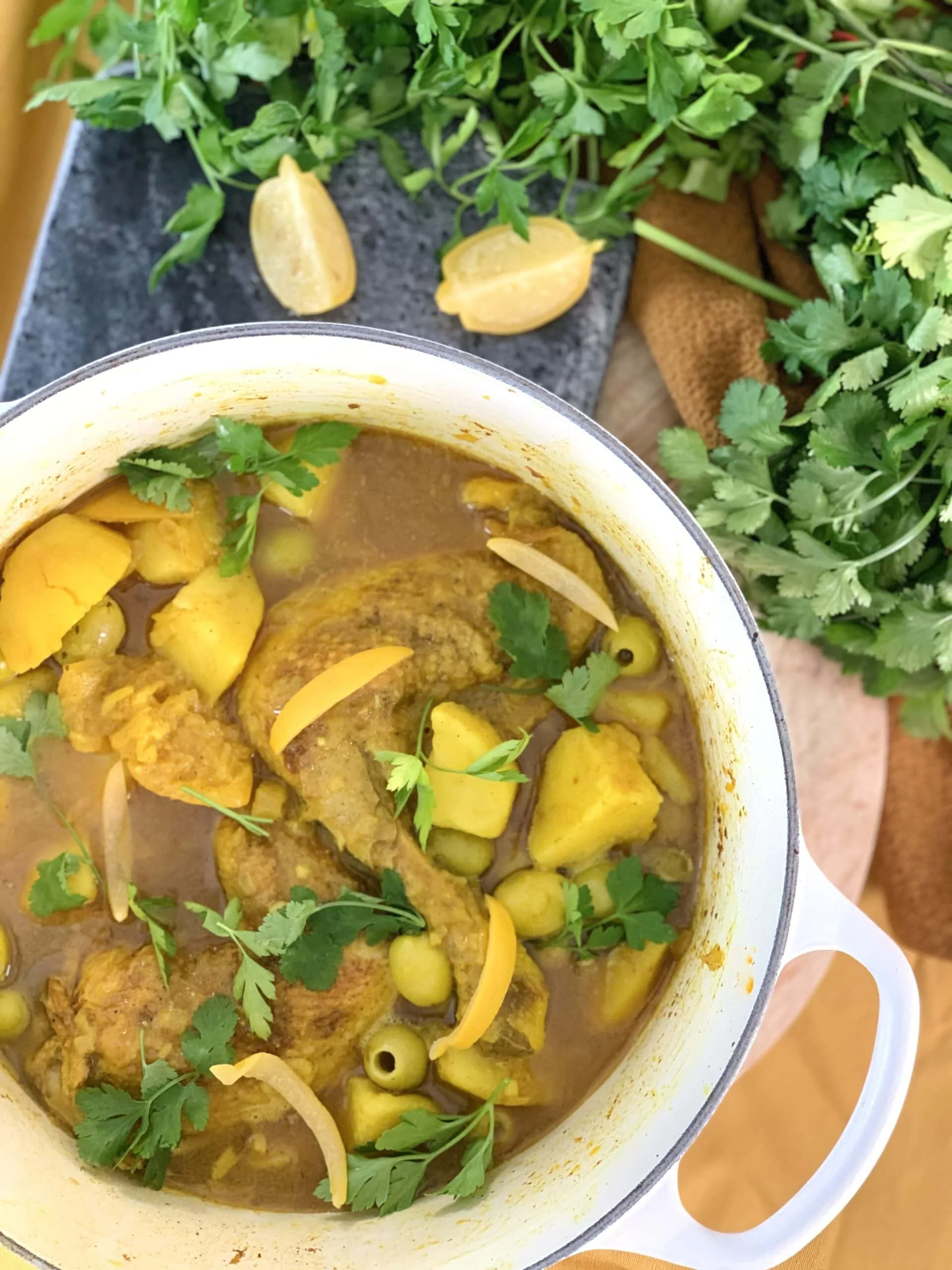 Tajine au poulet, oignons, citron confit et olives