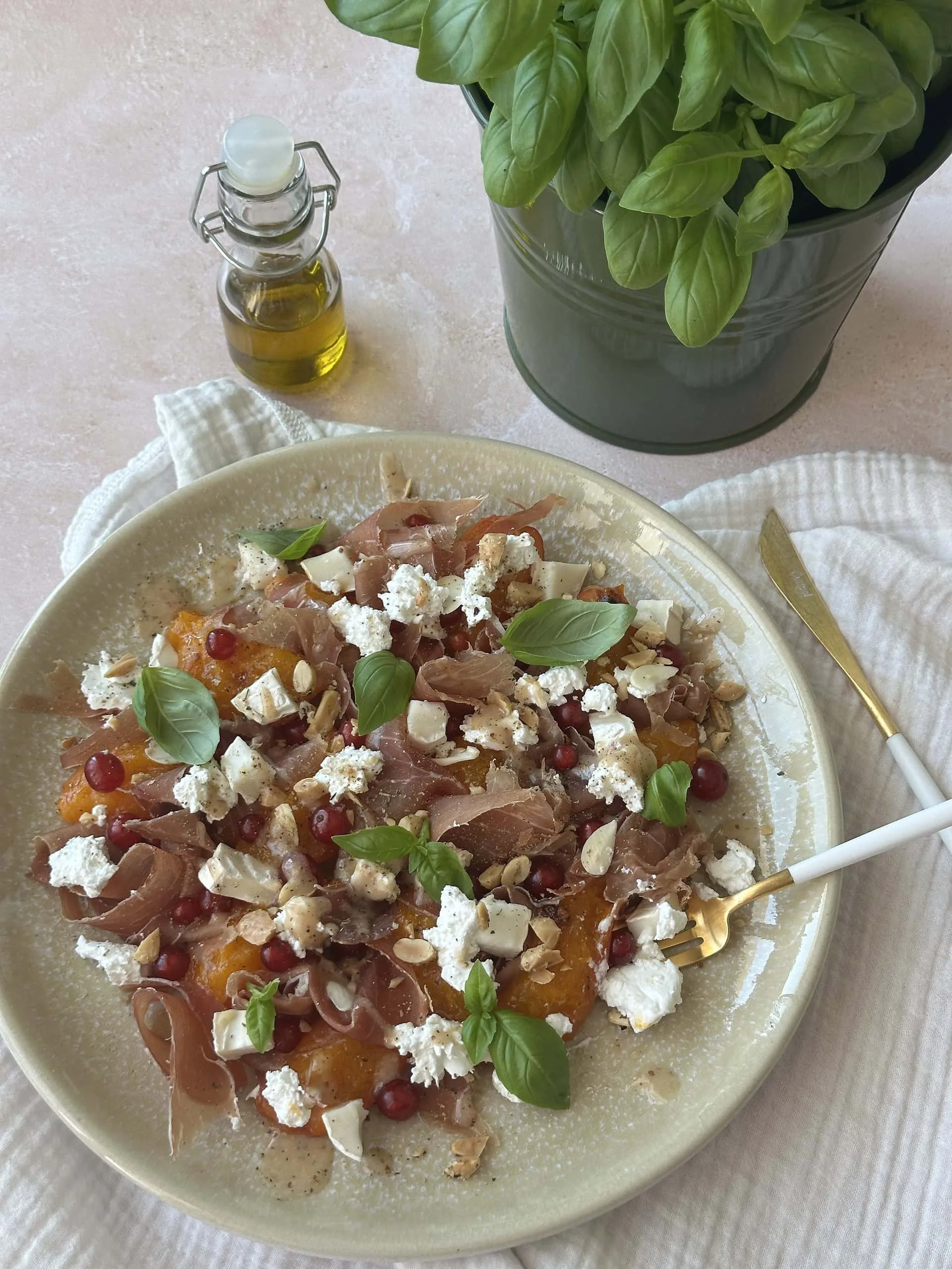 Salade abricots rôtis, duo de fromages de chèvre et jambon cru