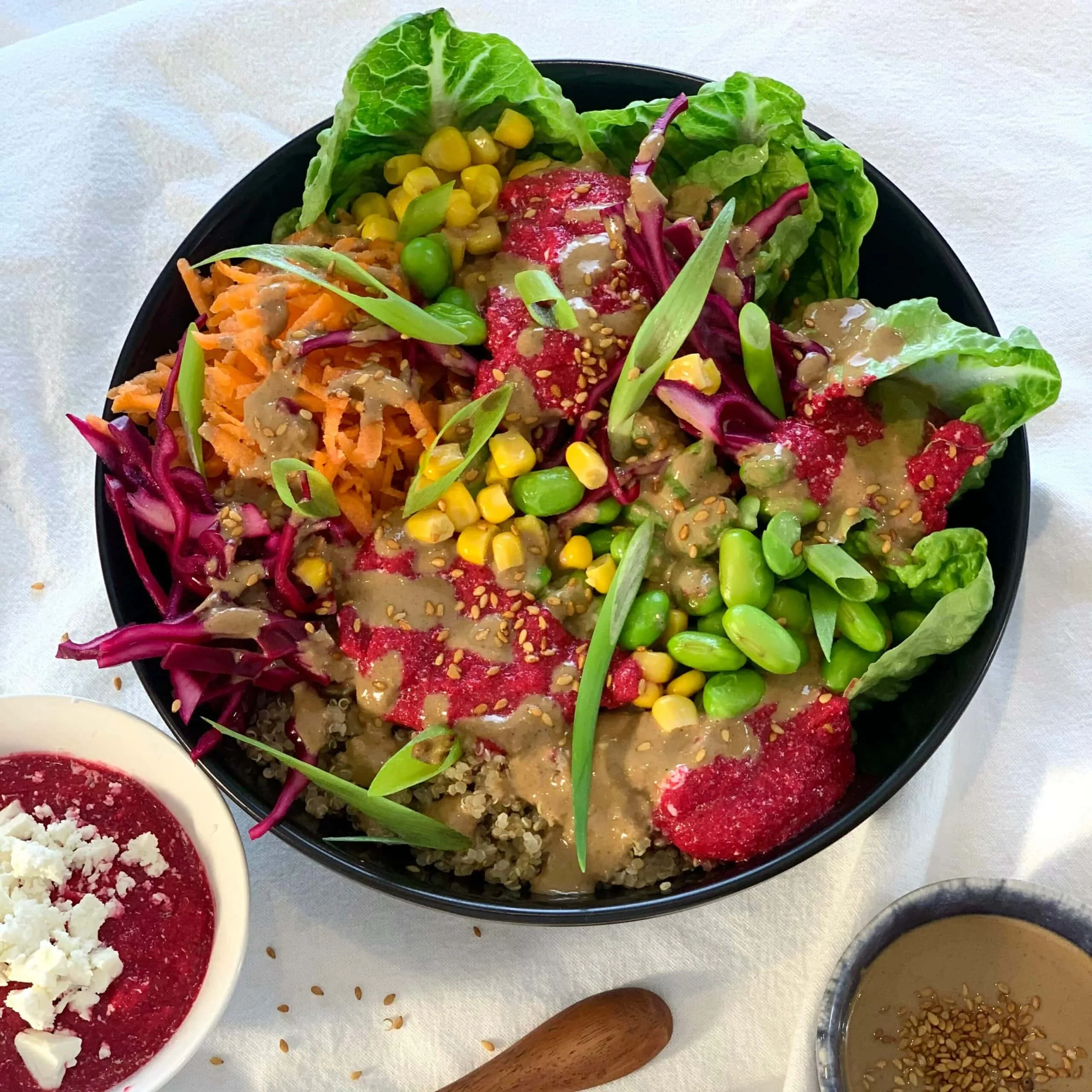 Quinoa bowl avec crudités et sauce sésame