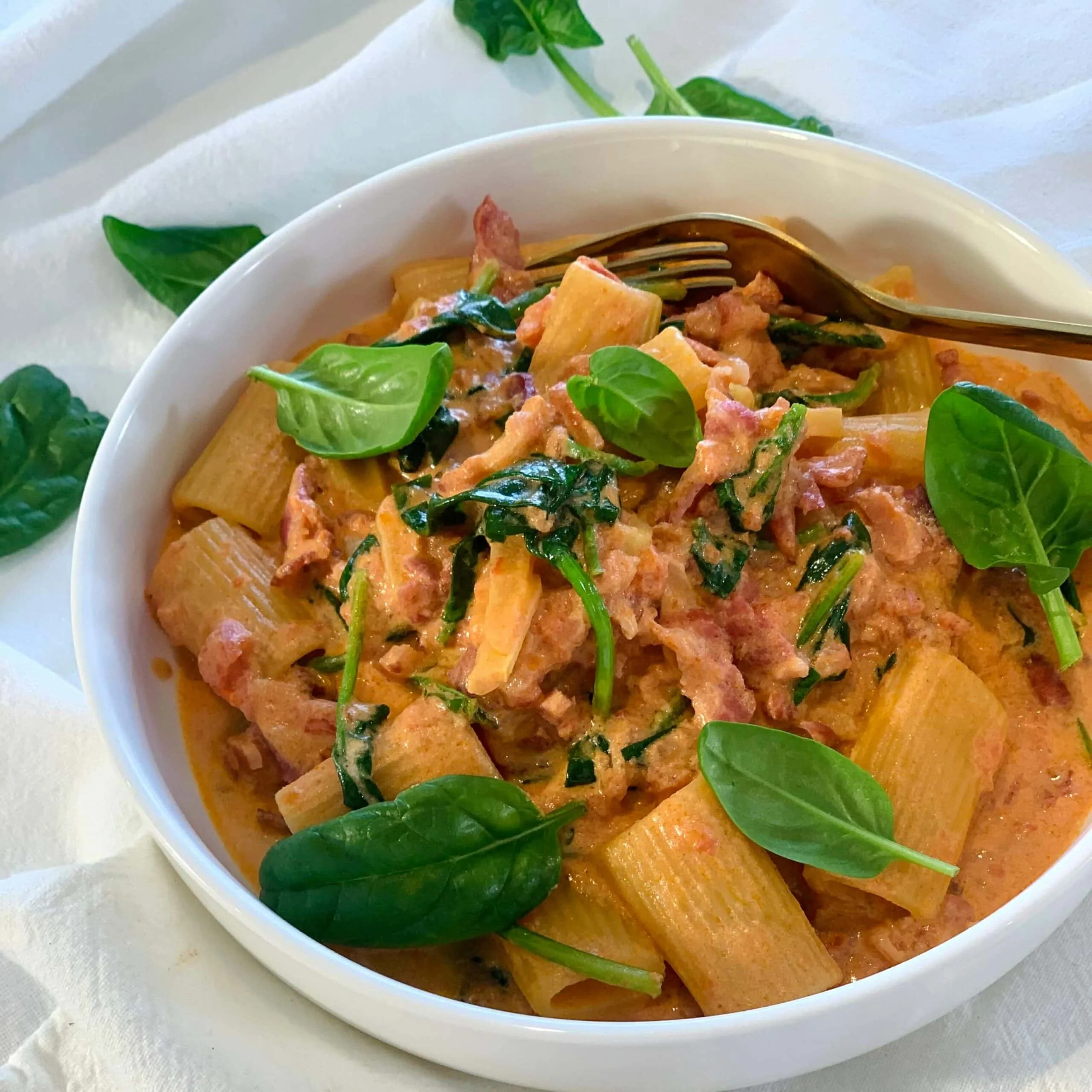 Rigatoni, tomates, mascarpone, épinards et lardons