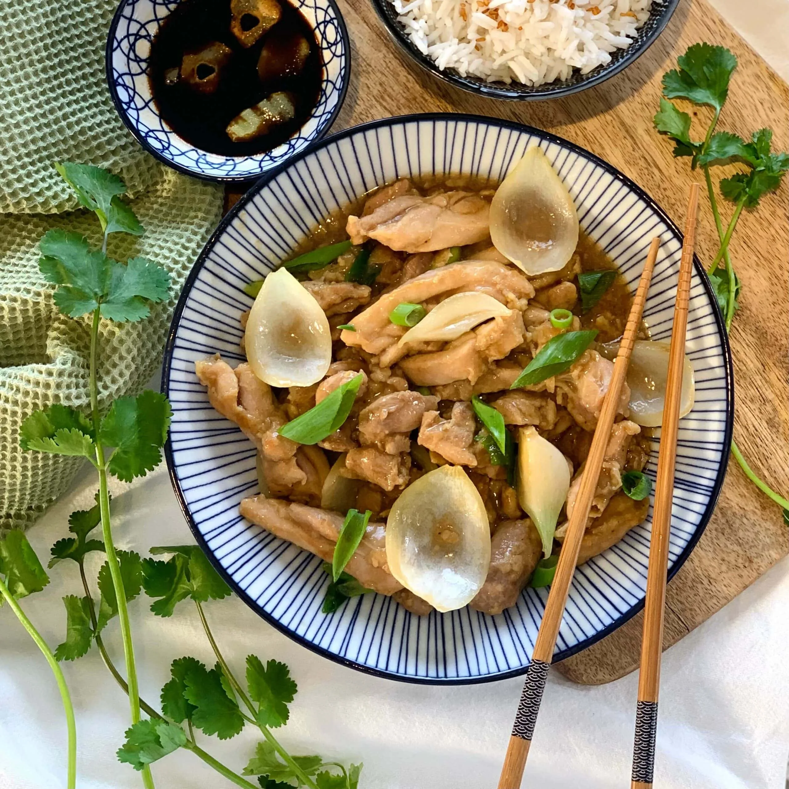 Poulet sauce d’huître, oignons et riz blanc