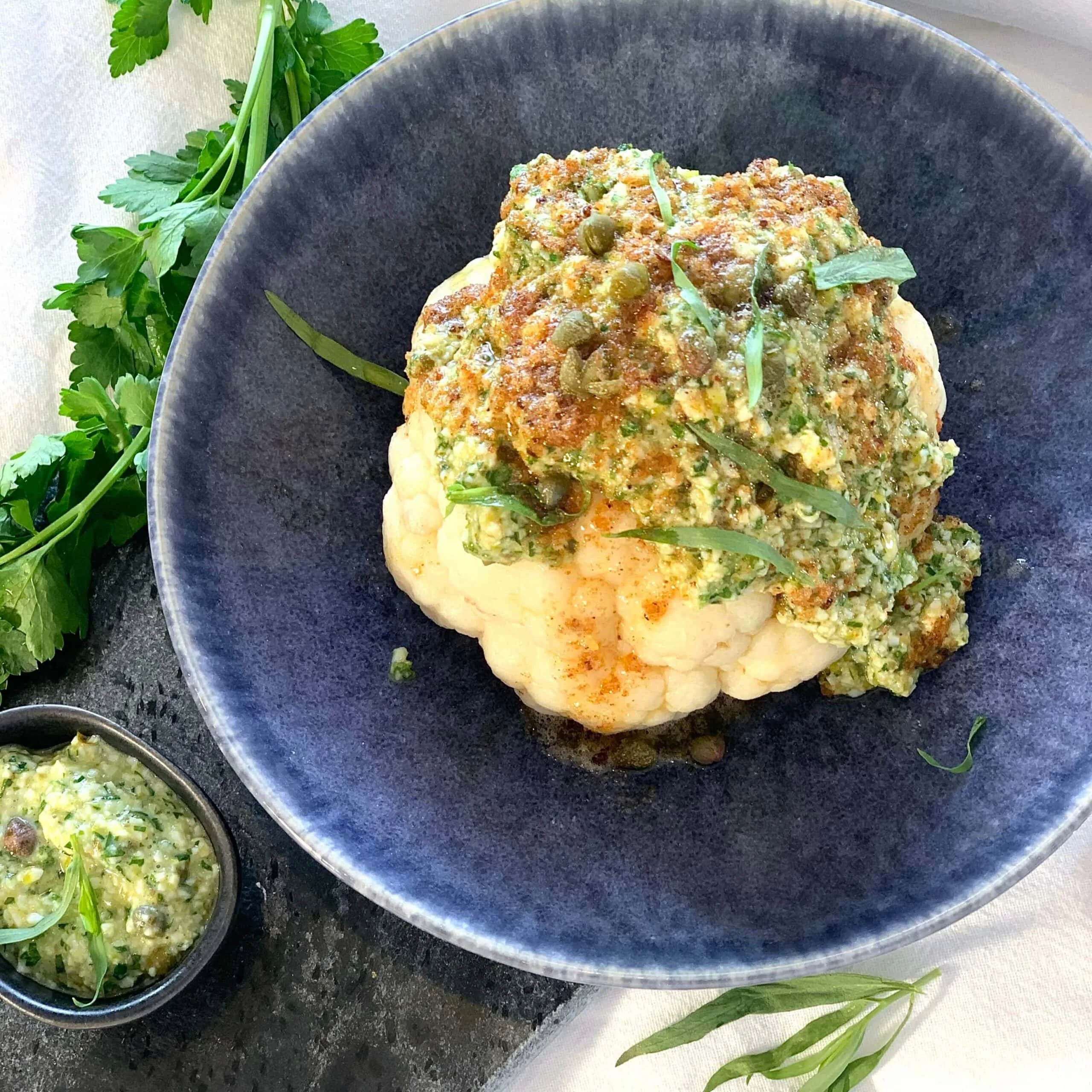 Chou-fleur entier, sauce à l’oeuf
