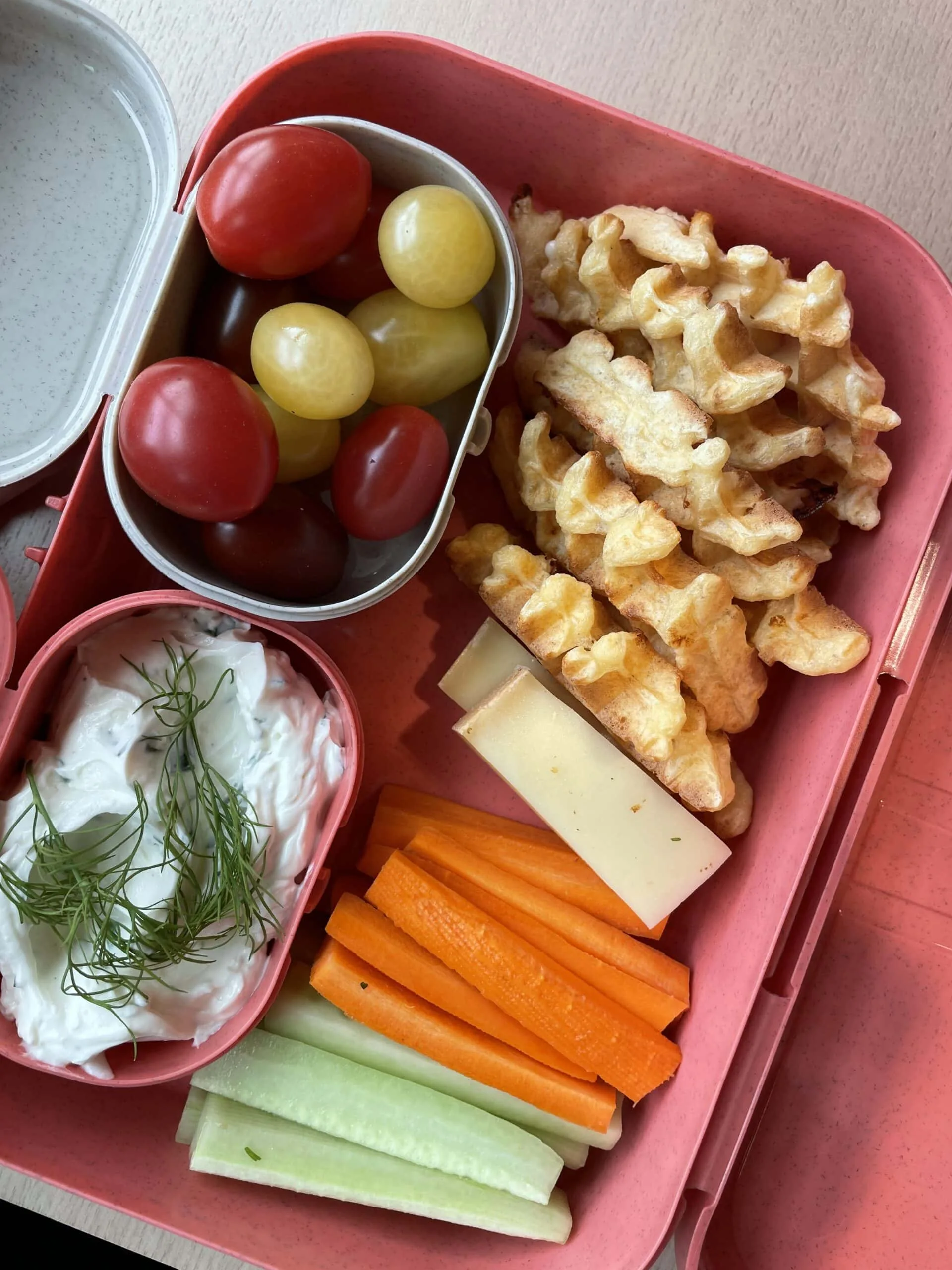 Gaufres poivrons, feta, meule du plateau et herbes fraîches ￼