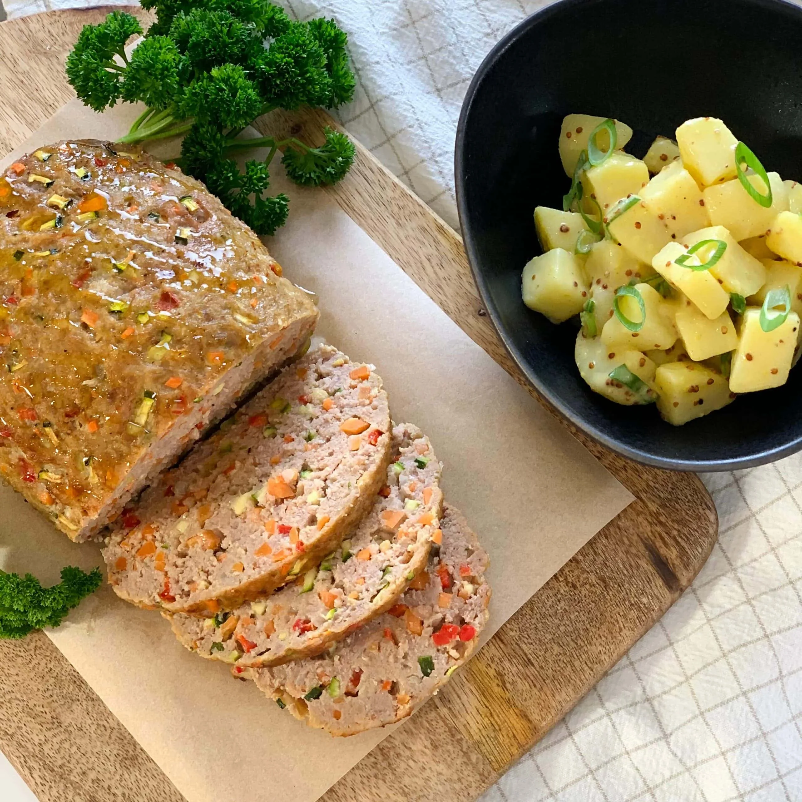 Pain de viande aux légumes et pommes de terre vinaigrette