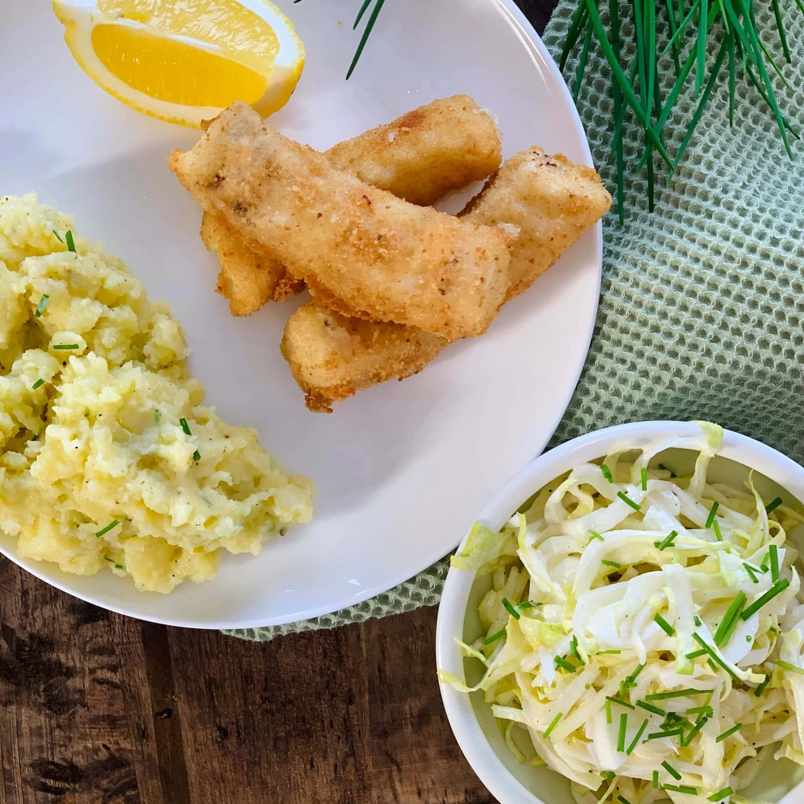 Goujonnettes de skrei, écrasé de pommes de terre et salade de chicons