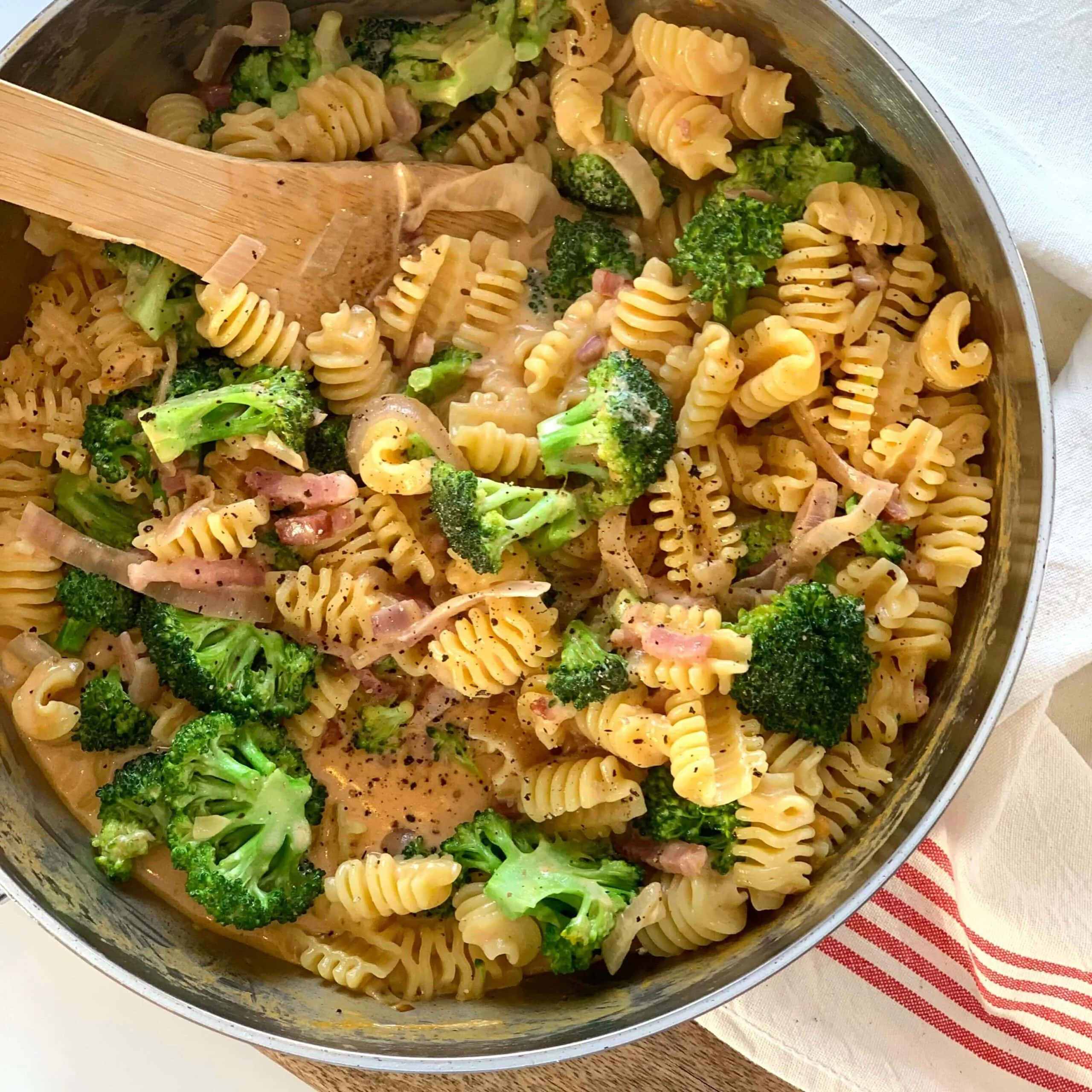 Radiatore crème de tomate à l’ail et lardons, brocoli