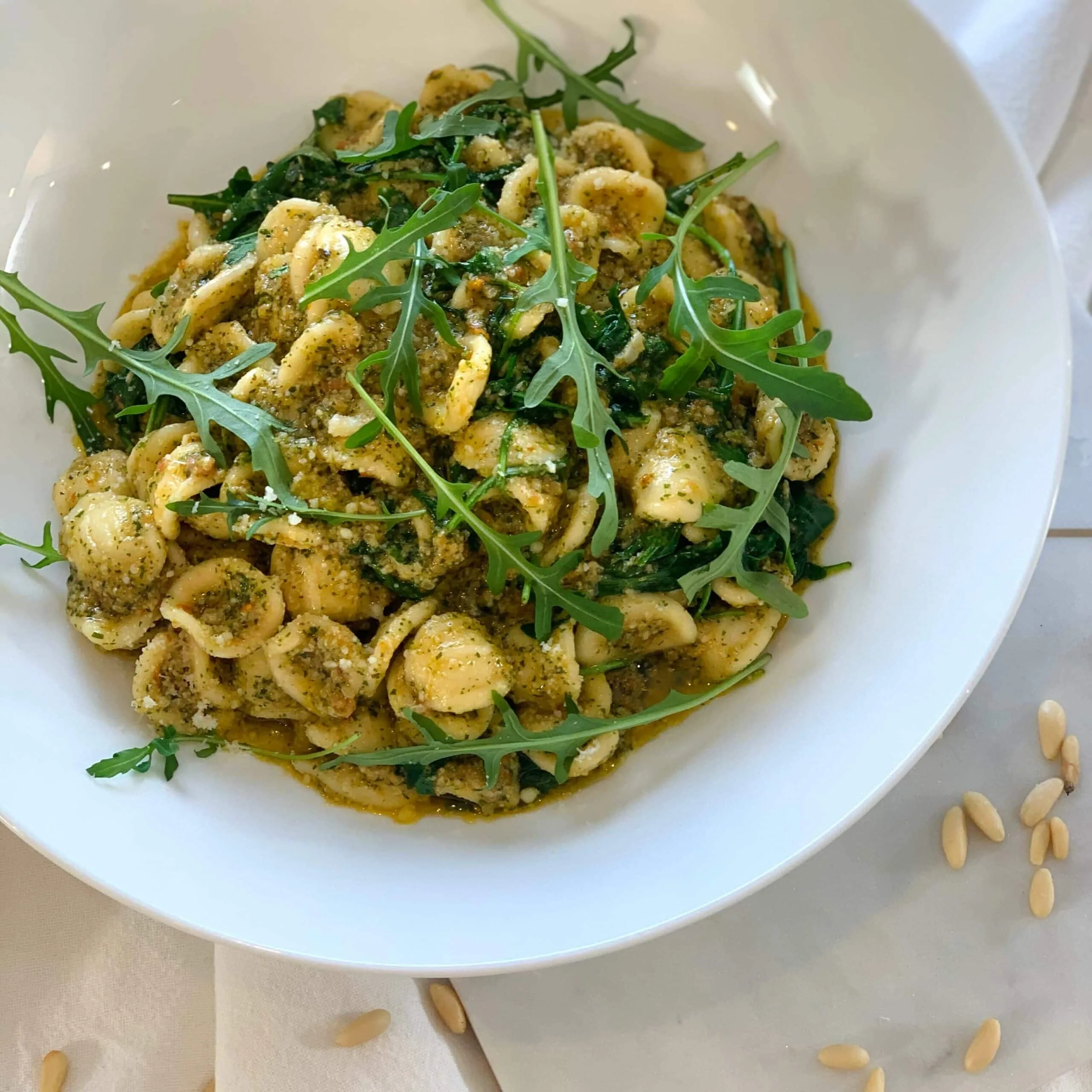 Orecchiette, pesto de roquette, tomates confites et parmesan