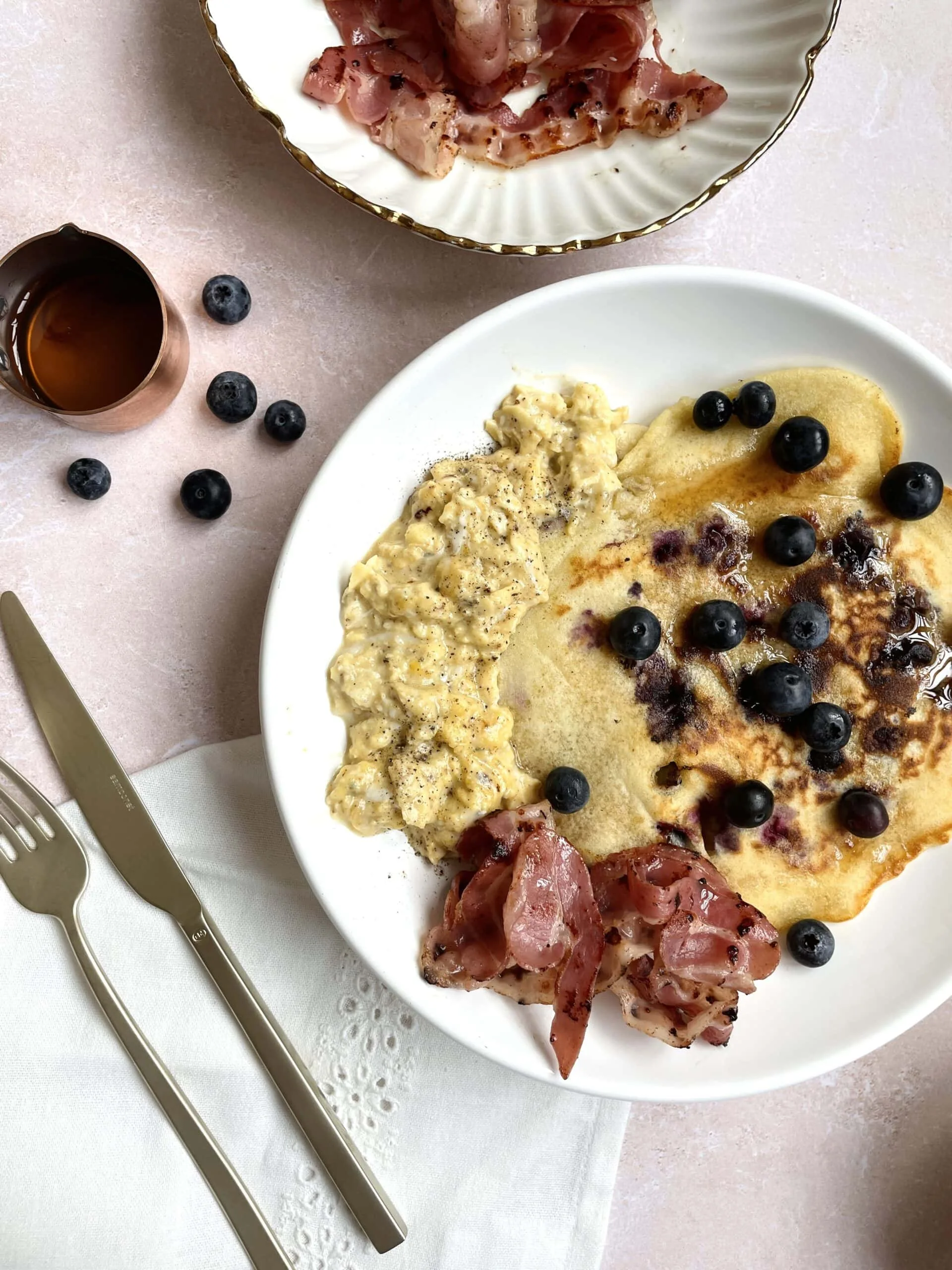 Pancakes myrtilles, bacon et oeufs brouillés