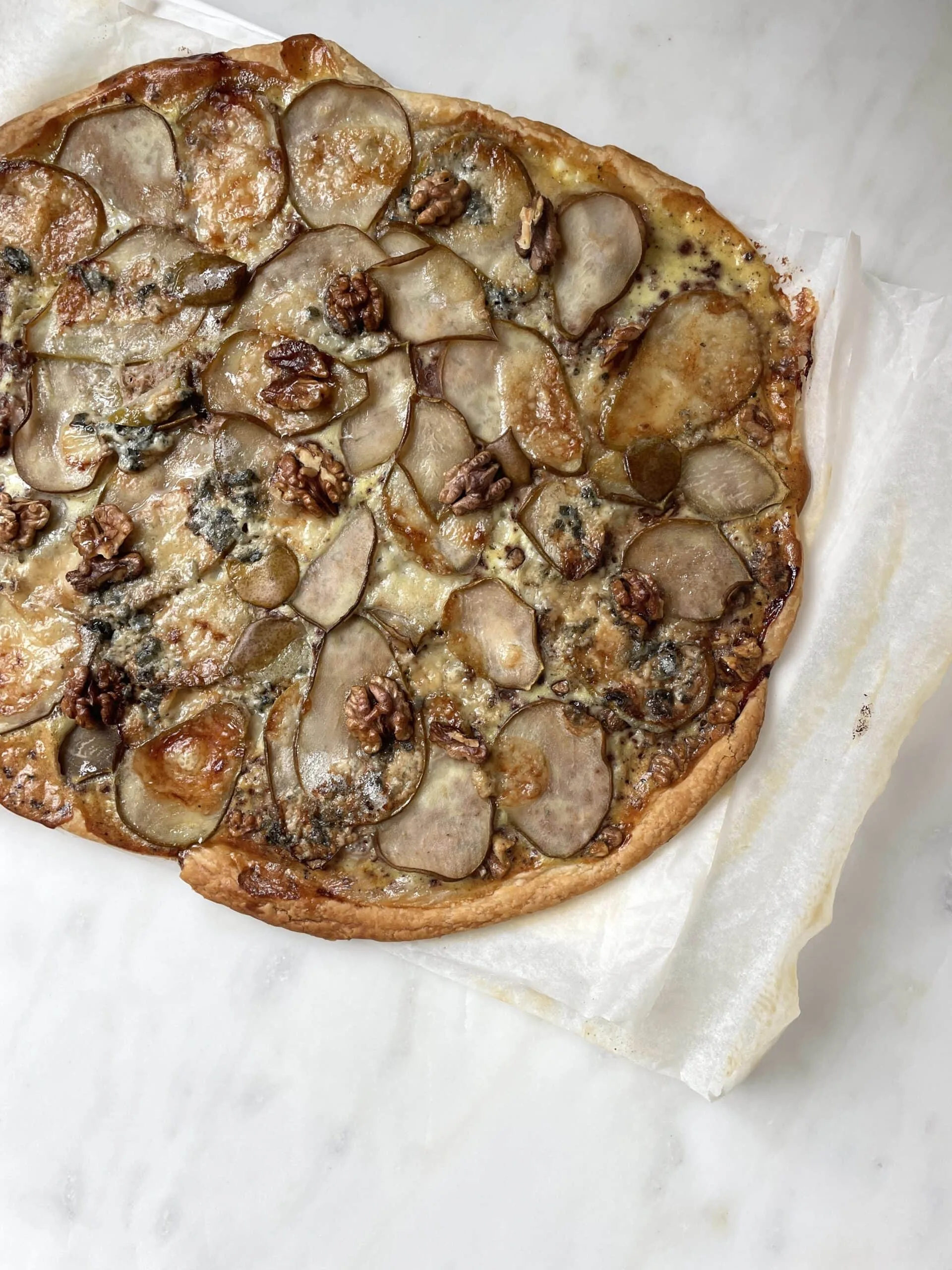 Tarte fine aux poires, bleu et noix