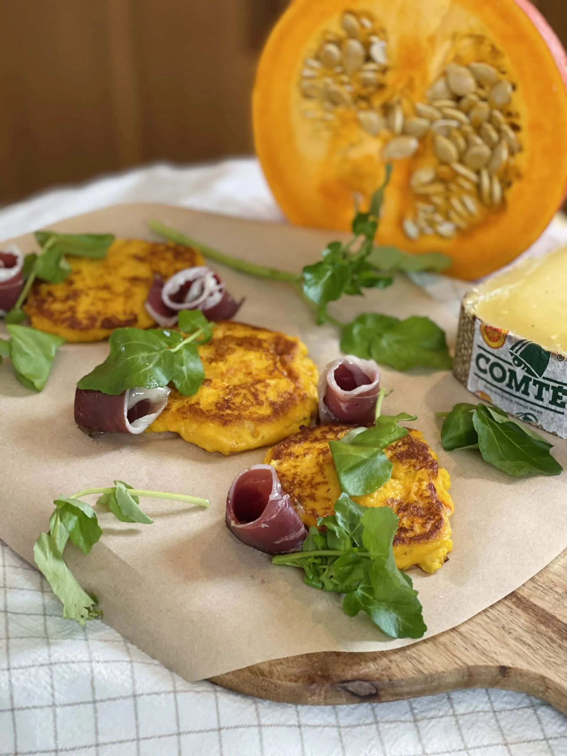 Galette de purée de potimarron – Comté / magret de canard fumé / mélange d’herbes au xérès