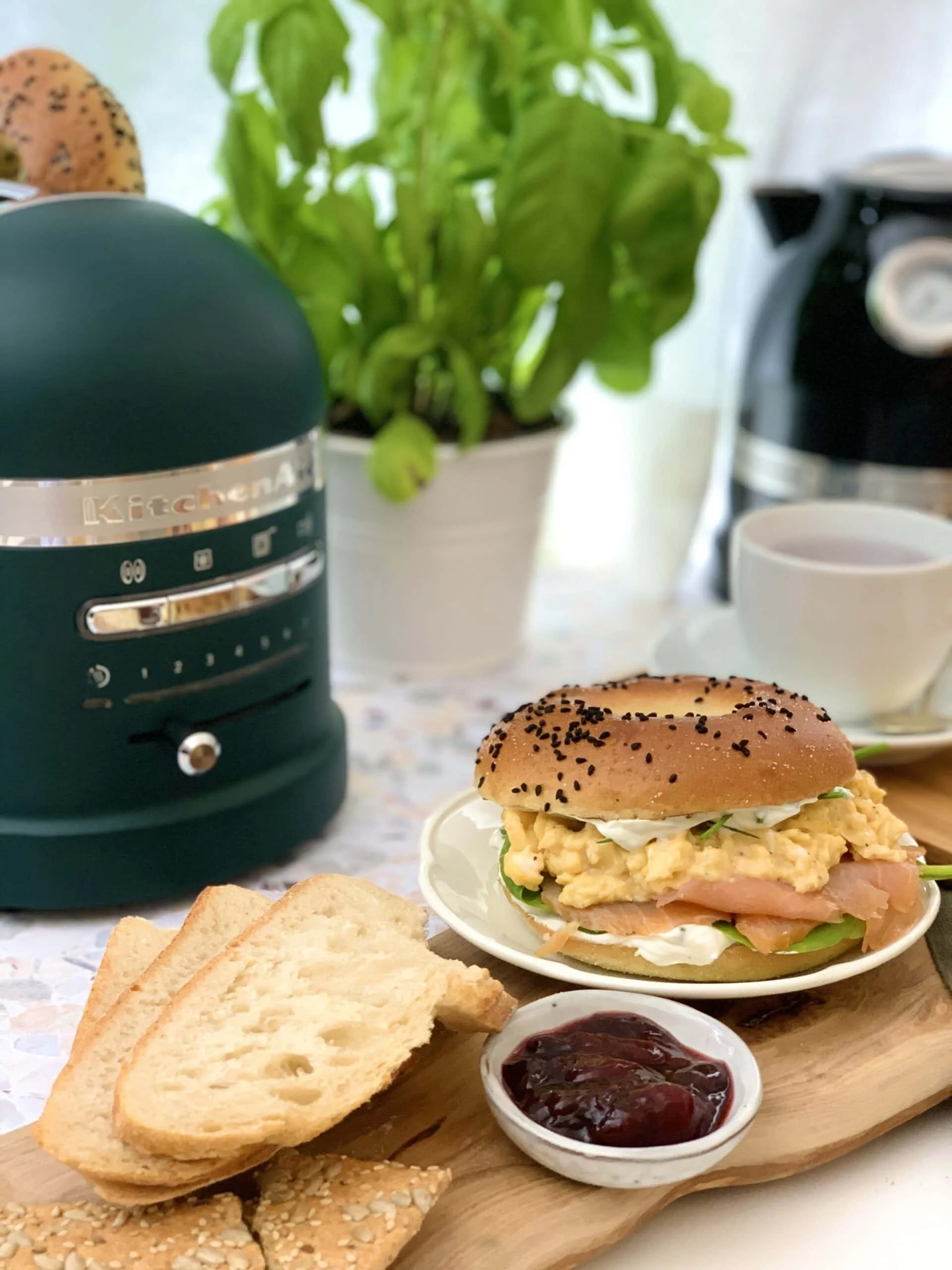 Bagel au saumon fumé, cream cheese et oeufs brouillés