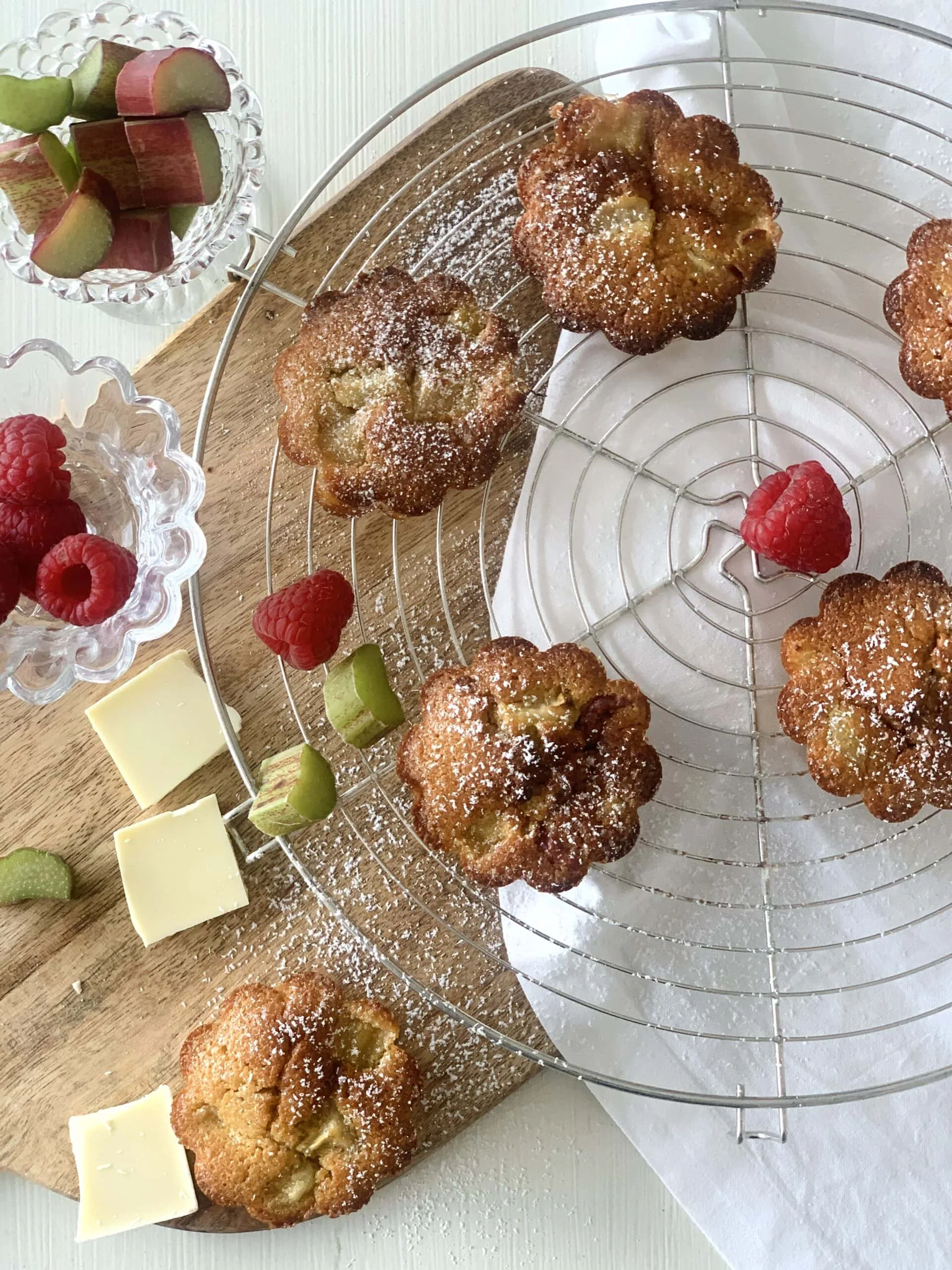 Des muffins à la rhubarbe, framboise et chocolat blanc