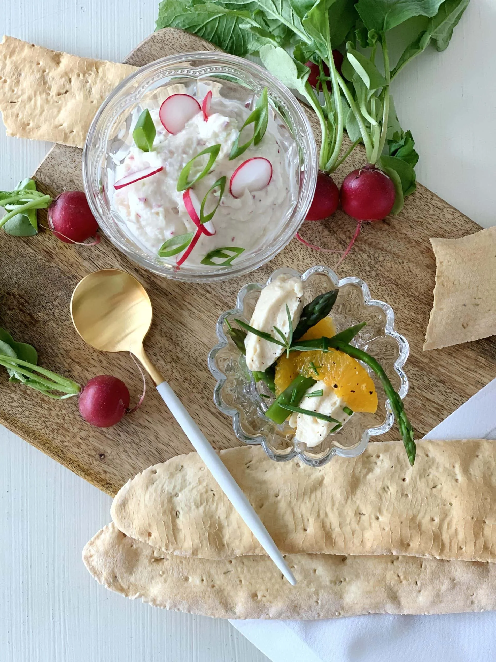 Dips de maquée, truite saumonée fumée, radis et herbes fraiches