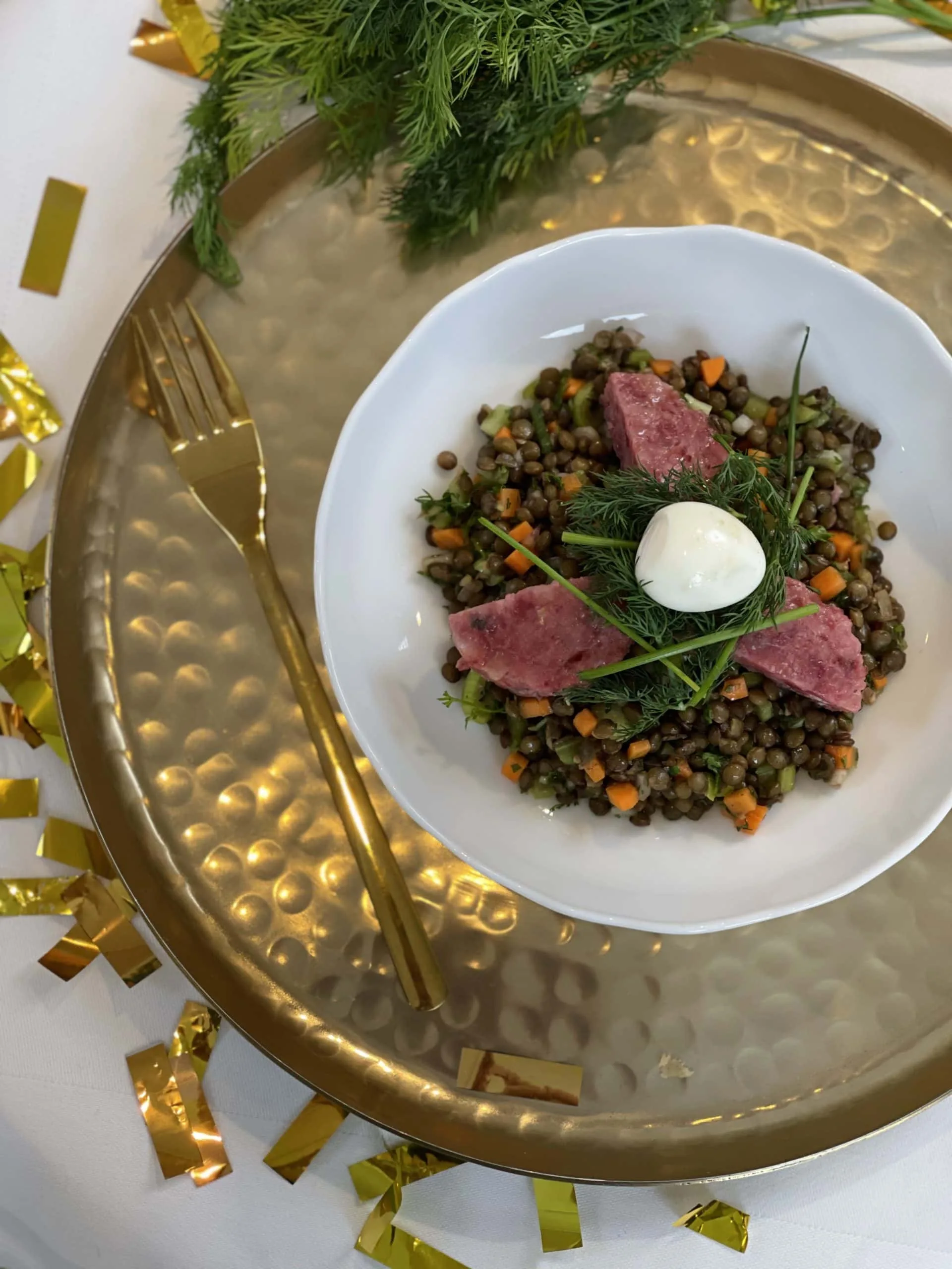 Salade tiède de lentilles aux herbes, Cotechino Modena IGP et œuf de caille
