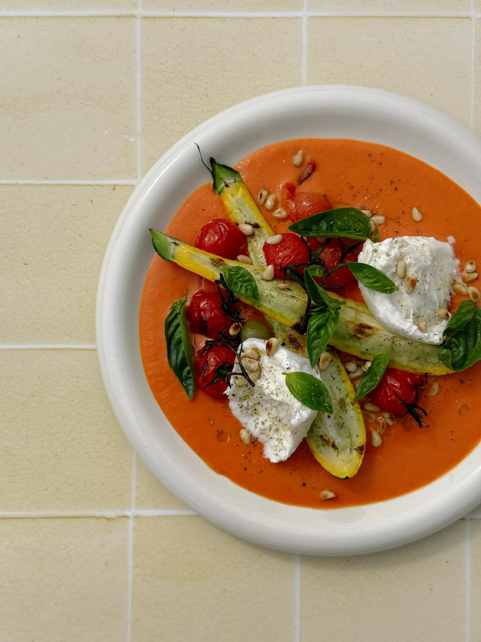 Crème de poivron, tomates, légumes grillés, mozzarella.