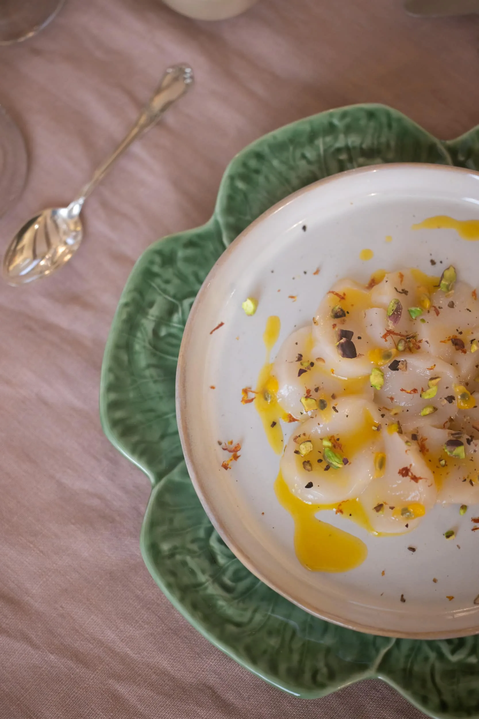 Carpaccio de noix de St-Jacques, agrumes, pistaches et poivre Timut￼