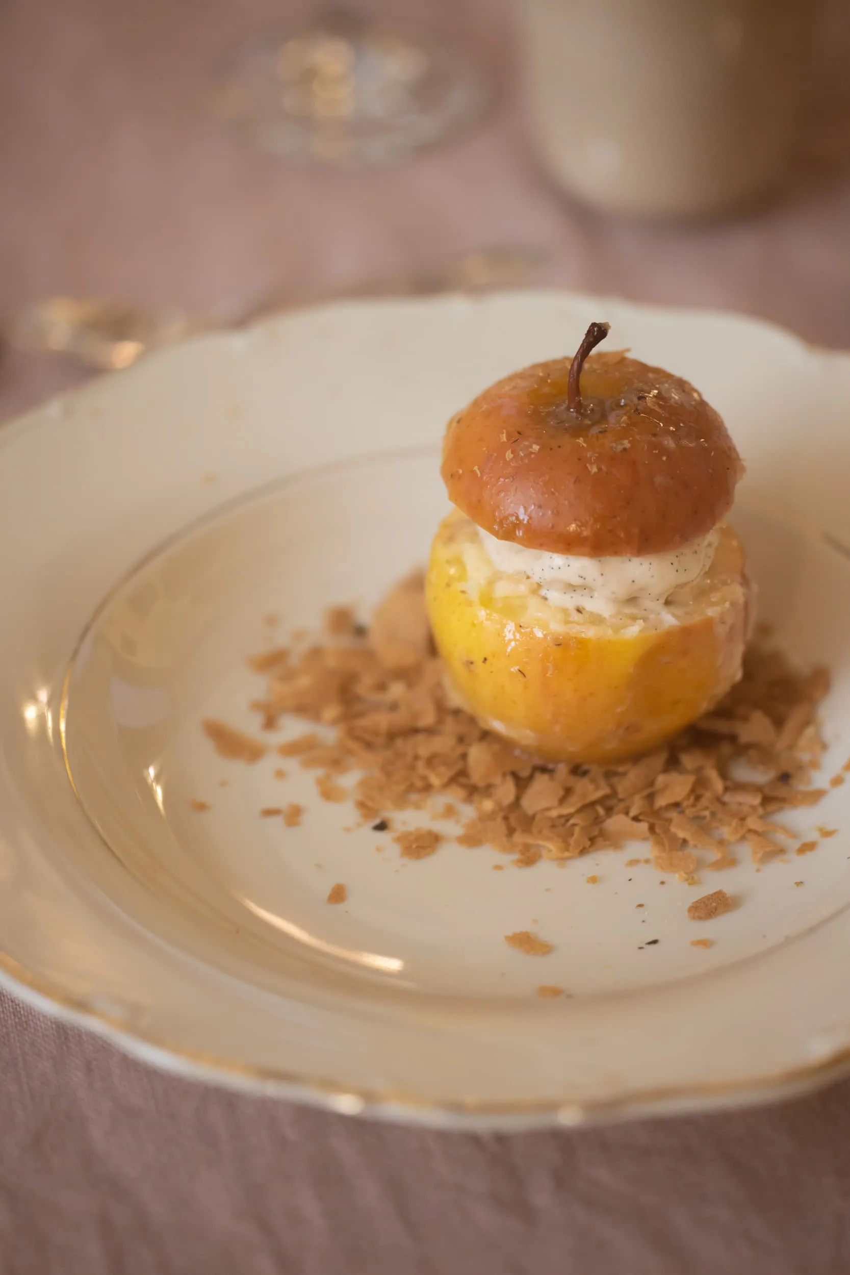Pomme au four à la fève tonka, crêpe dentelle, glace à la vanille de Tahiti