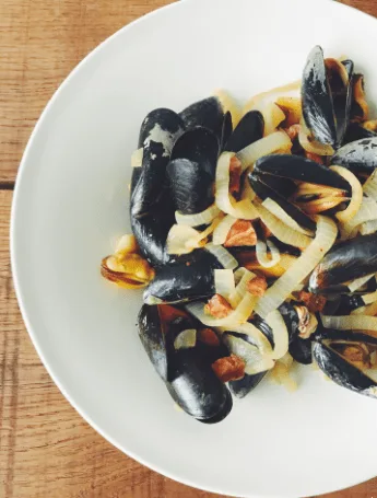 Moules vin blanc – Chorizo – Piment d’Espelette
