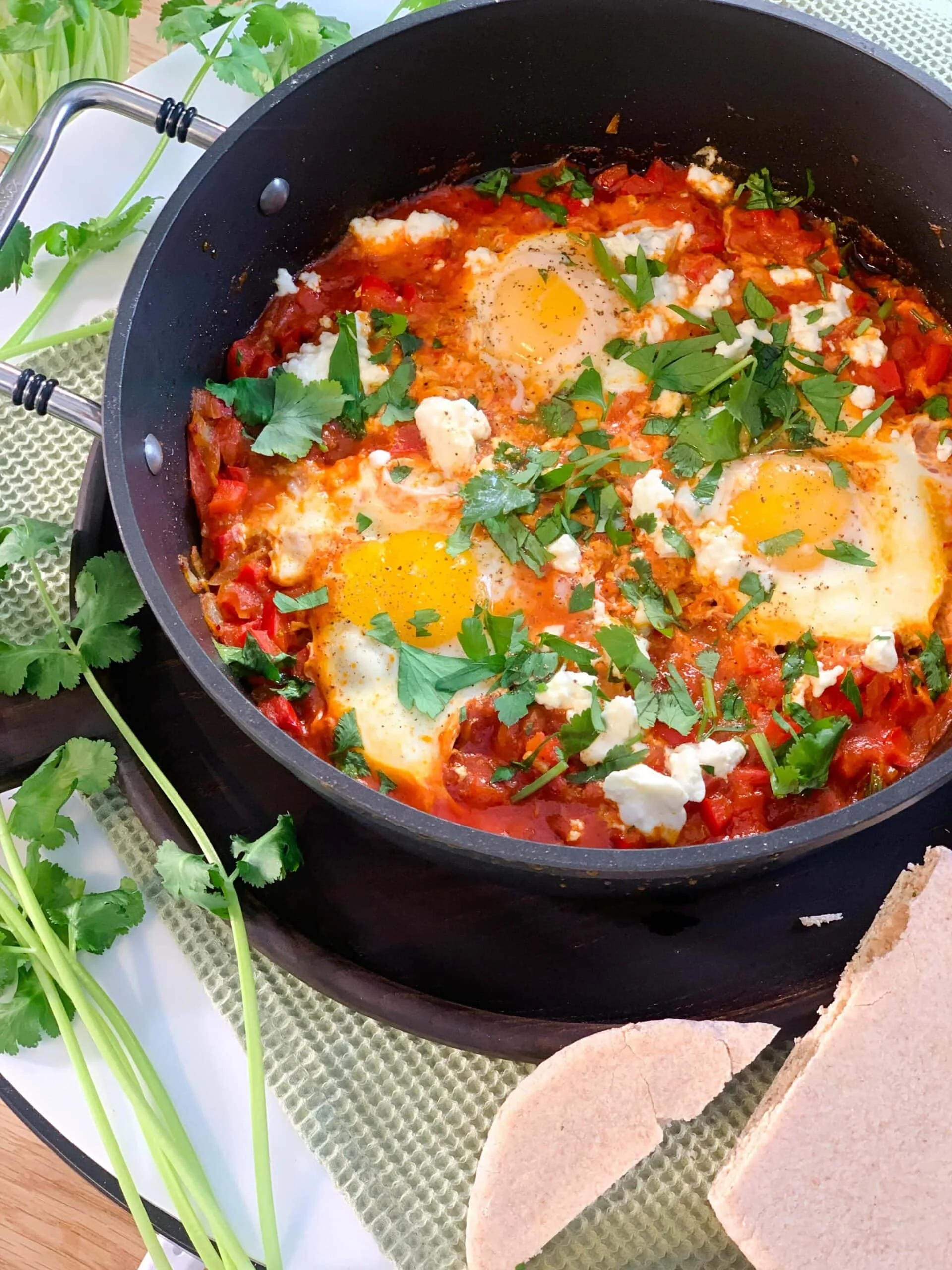 Oeufs à la tomate et feta ou chakchouka
