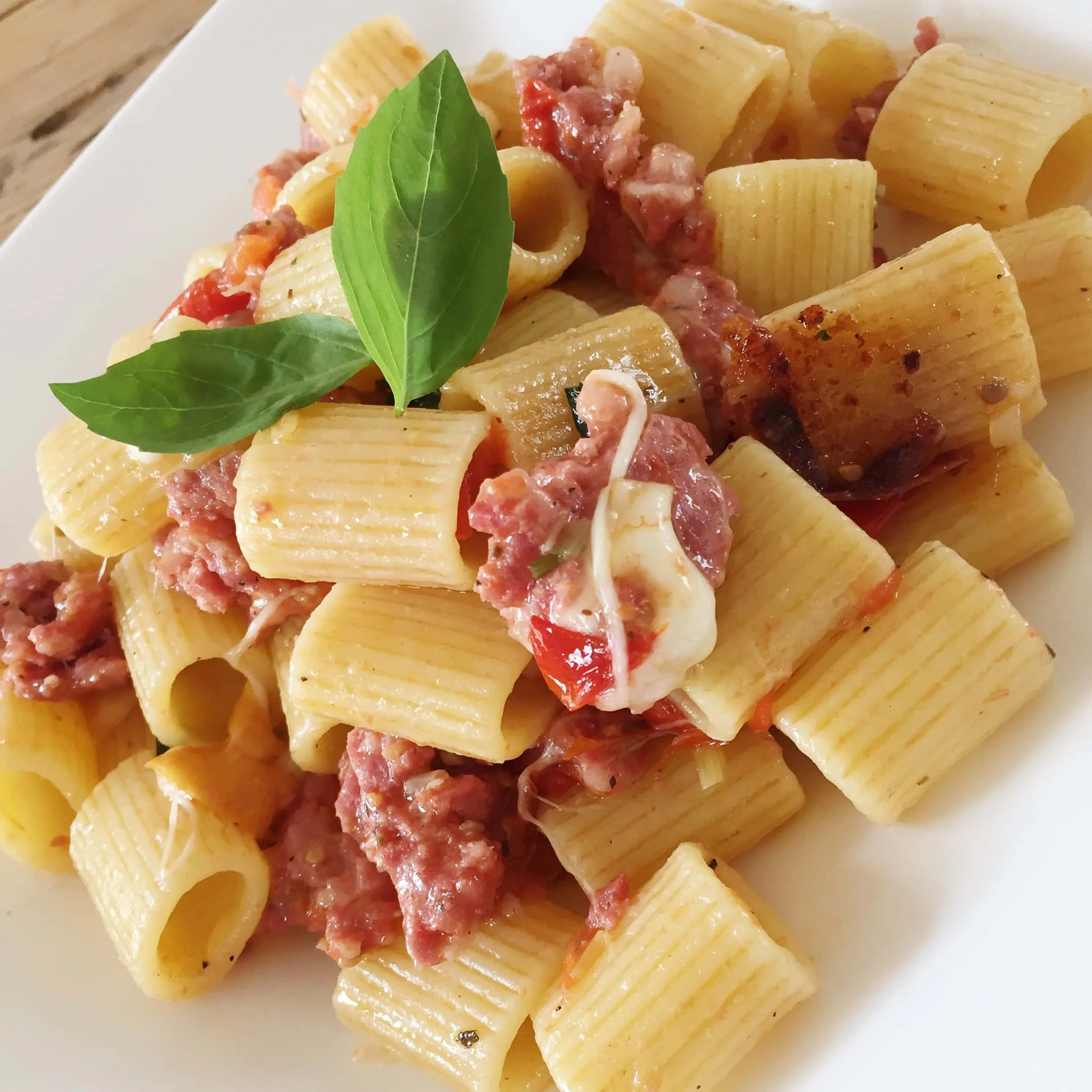 Rigatoni courts à la saucisse italienne – Tomates cerises – Scarmozza Fumée