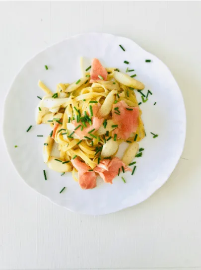 Tagliatelle fraîches, beurre citronné, asperges et saumon fumé