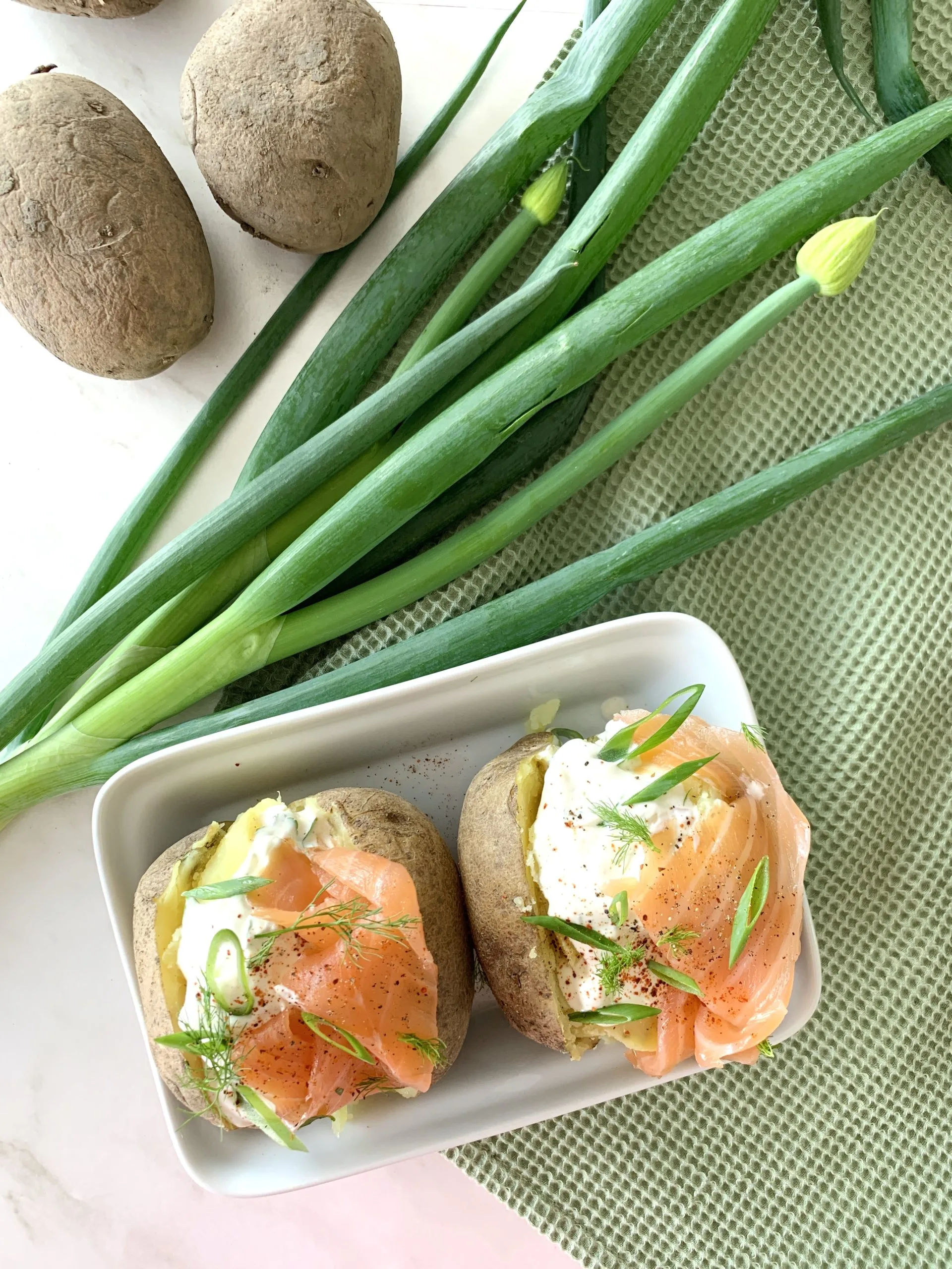 Pomme de terre farcie – crème aux herbes fraîches et saumon fumé