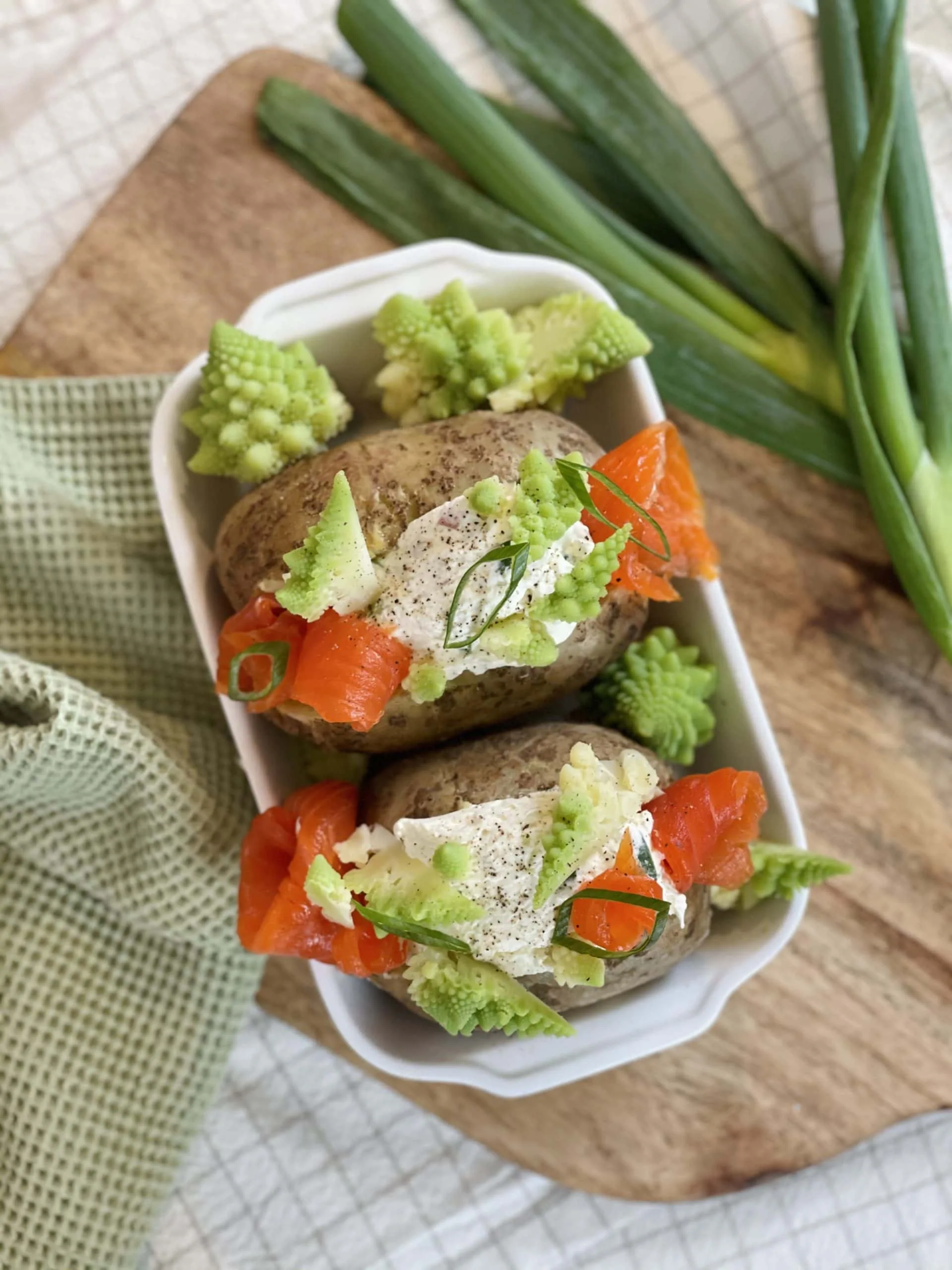Pomme de terre farcie à la truite saumonée fumée & chou Romanesco