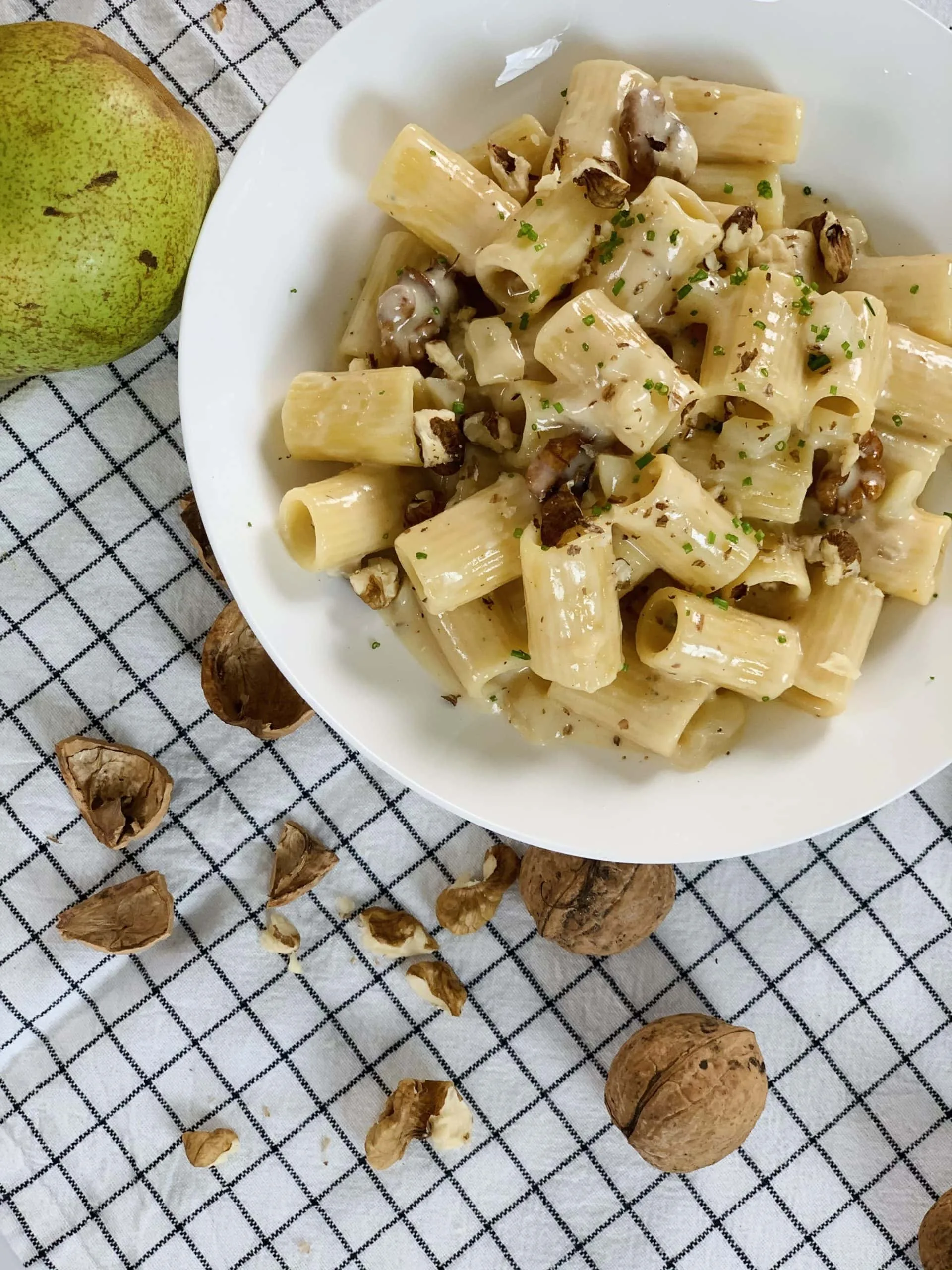 Rigatoni, crème de noix, poire & Bleu d’Adèle