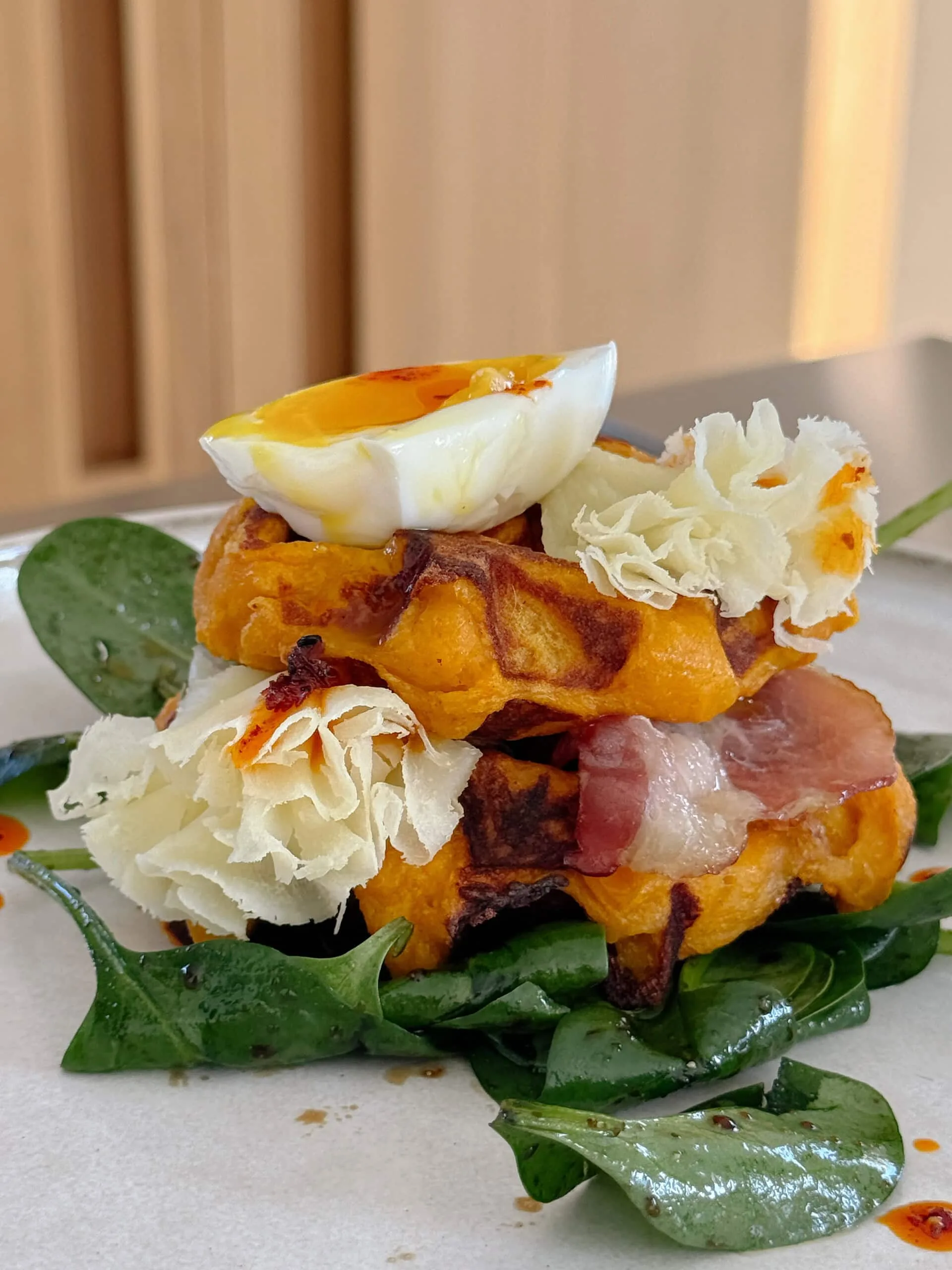 Mini gaufres de patate douce, Tête de Moine AOP, bacon et oeufs mollets