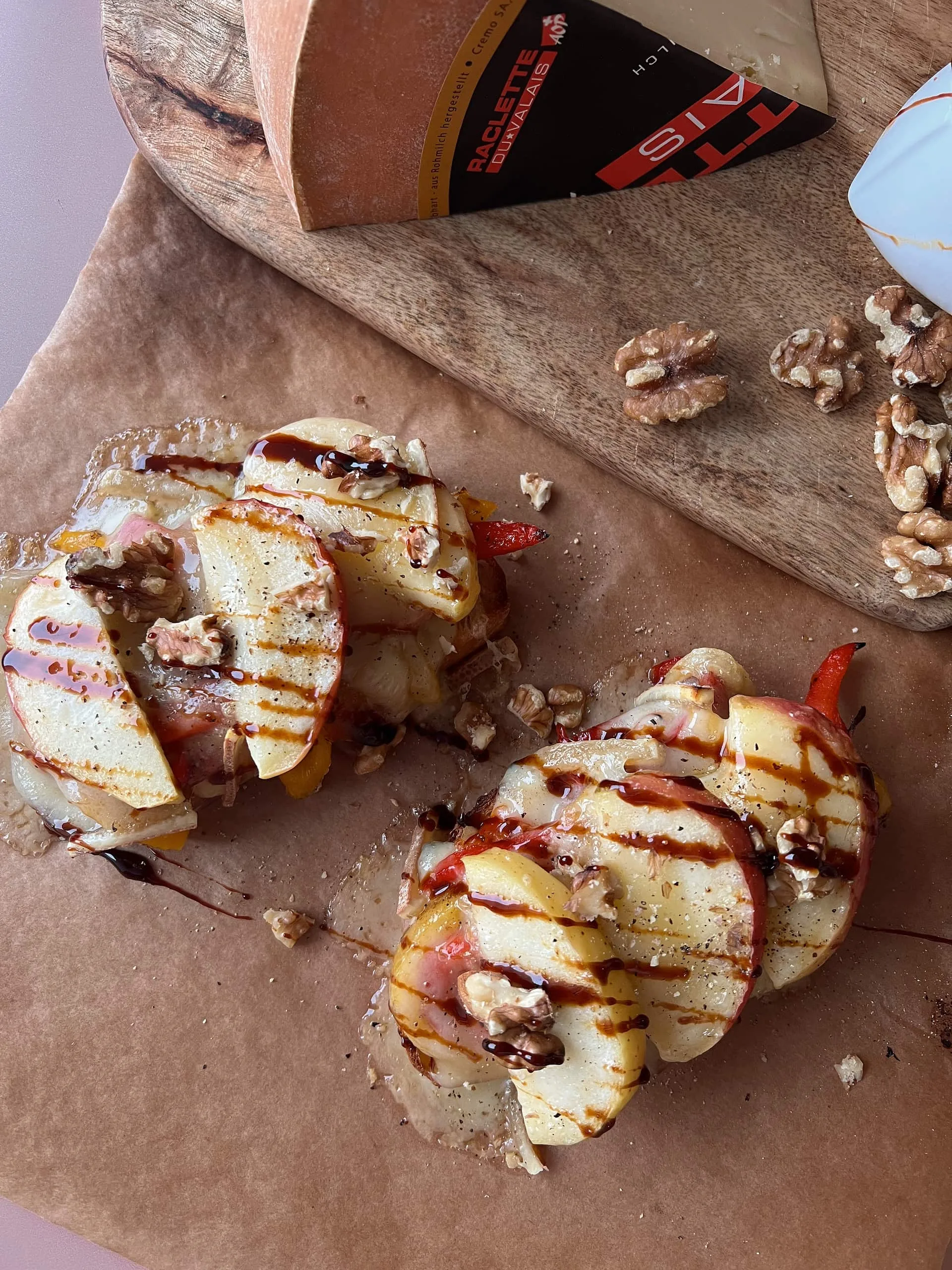 Grosse tartine poivronnade et raclette du Valais AOP