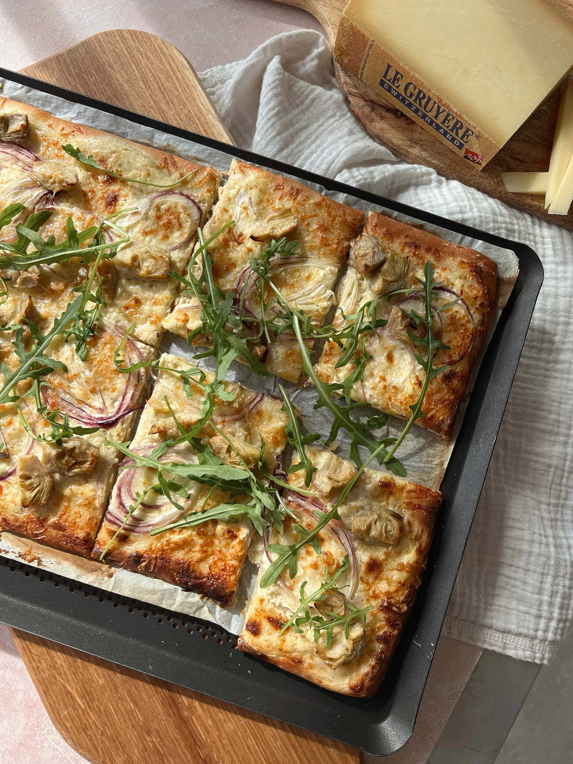 Pizza blanche crème au poivre noir, artichauts et Gruyère AOP