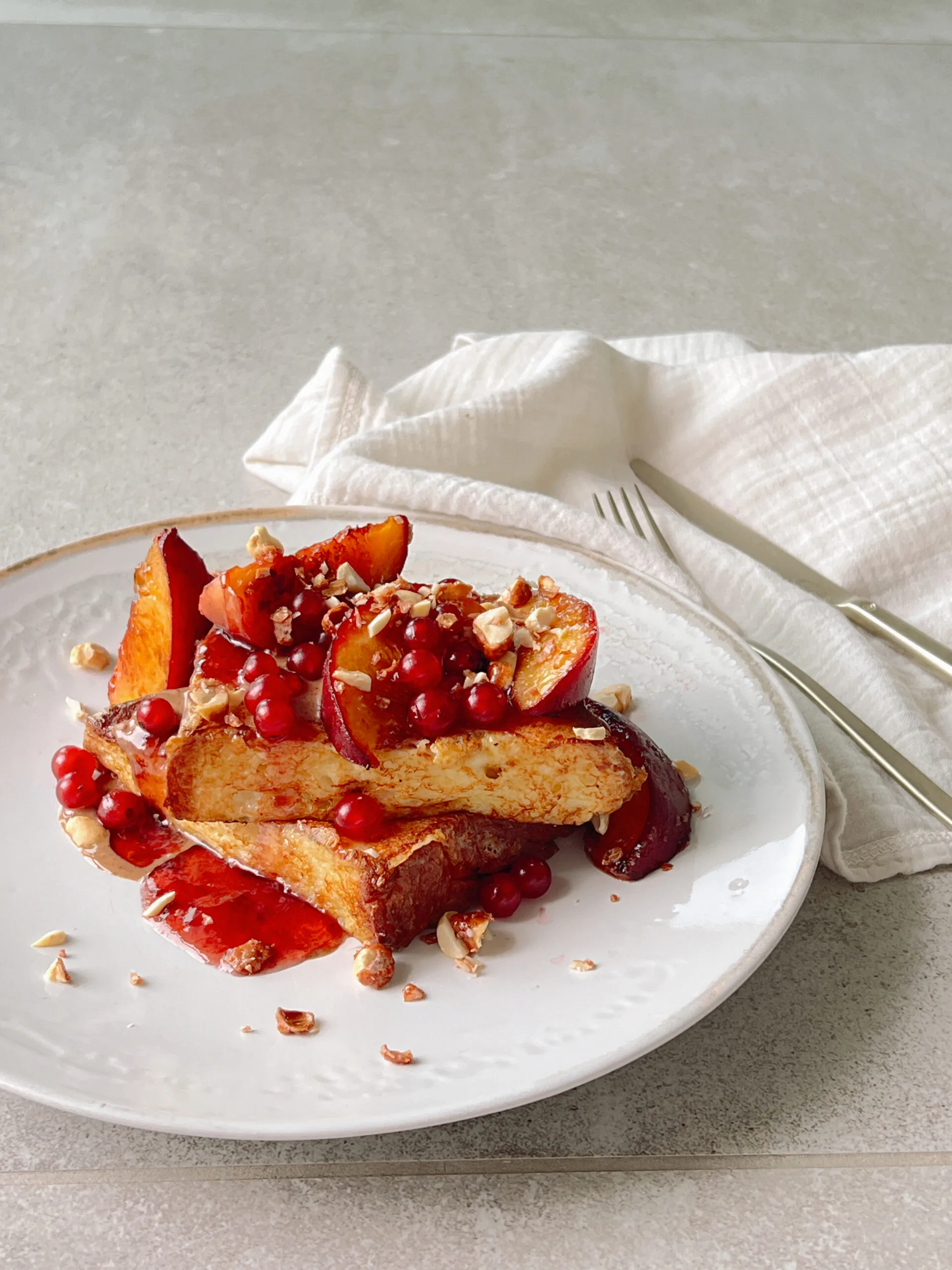 Brioches perdues, beurre d’amandes et pêches rôties 