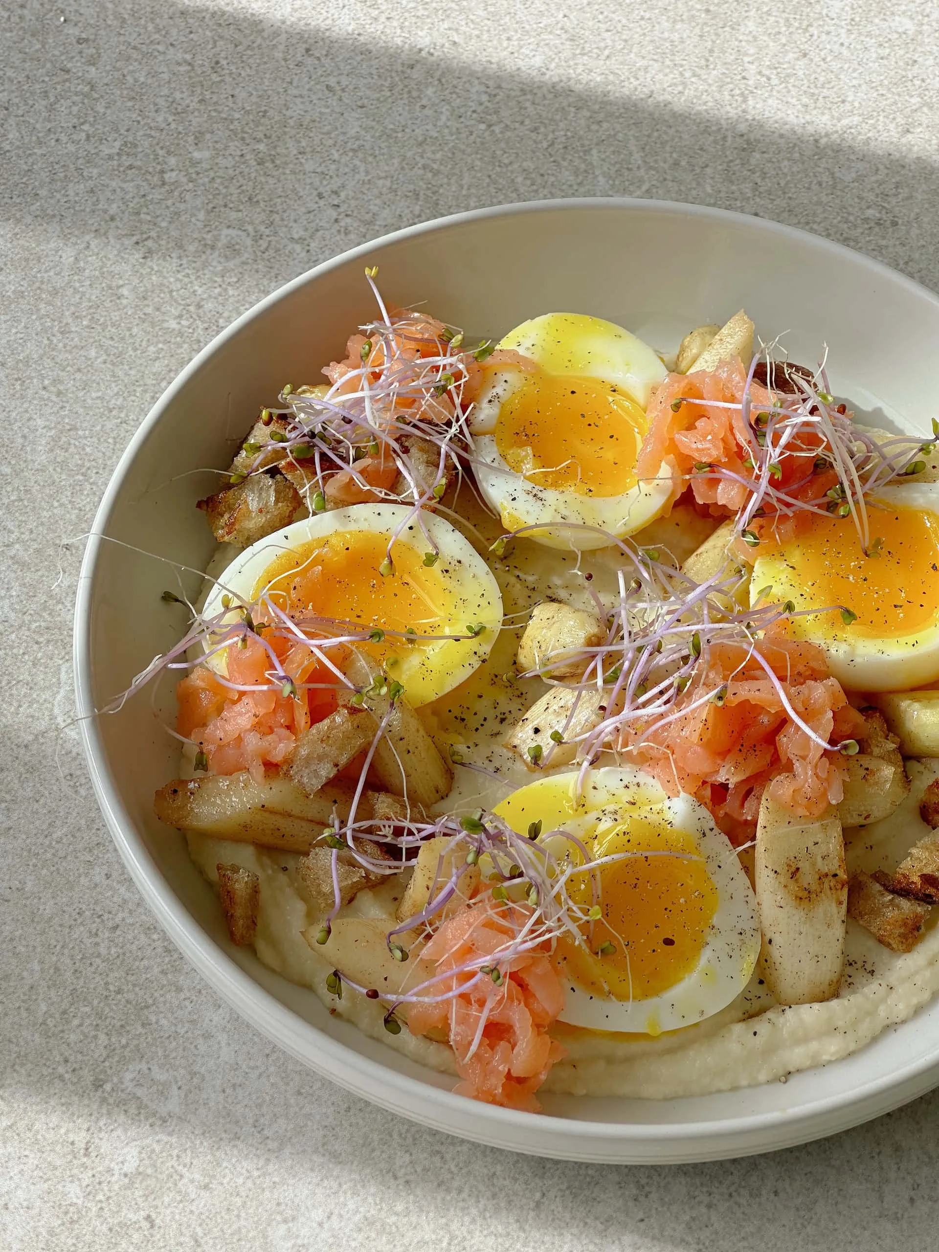 Oeuf mollet, purée de chou-fleur et asperges