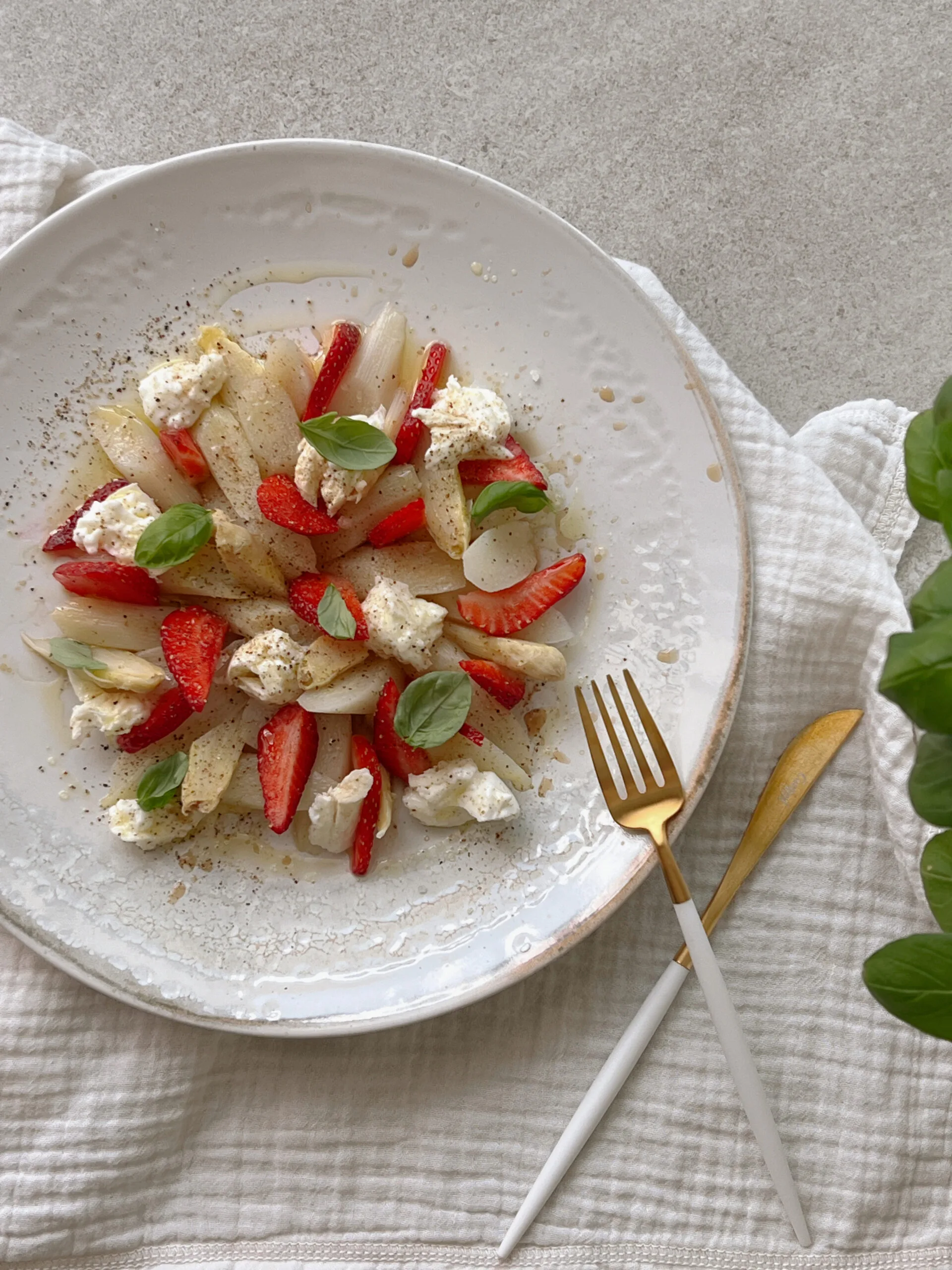Salade d’asperges blanches, fraises et burrata