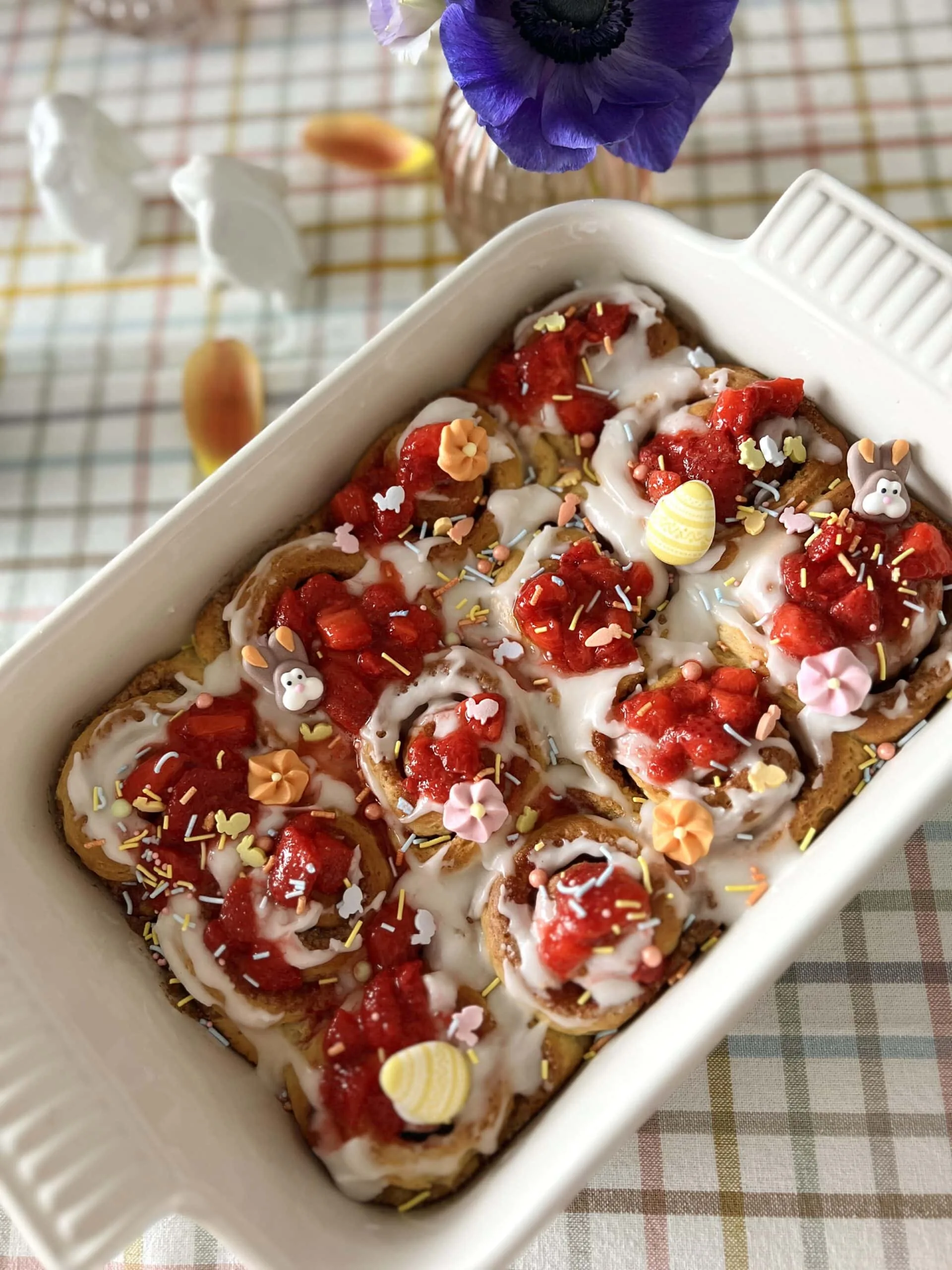 Cinnamon rolls avec compotée de fraises