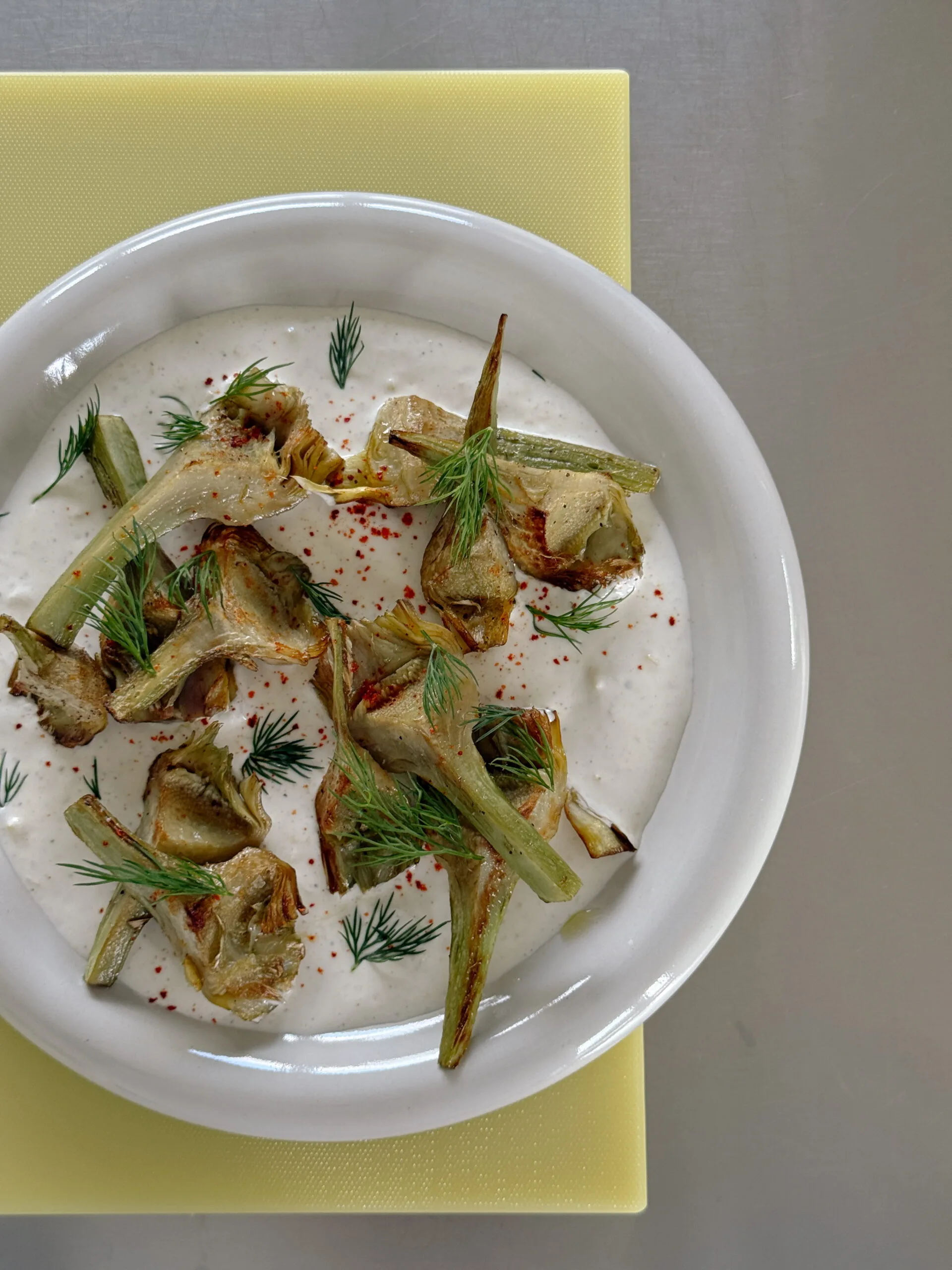 Petits artichauts avec une sauce au citron confit