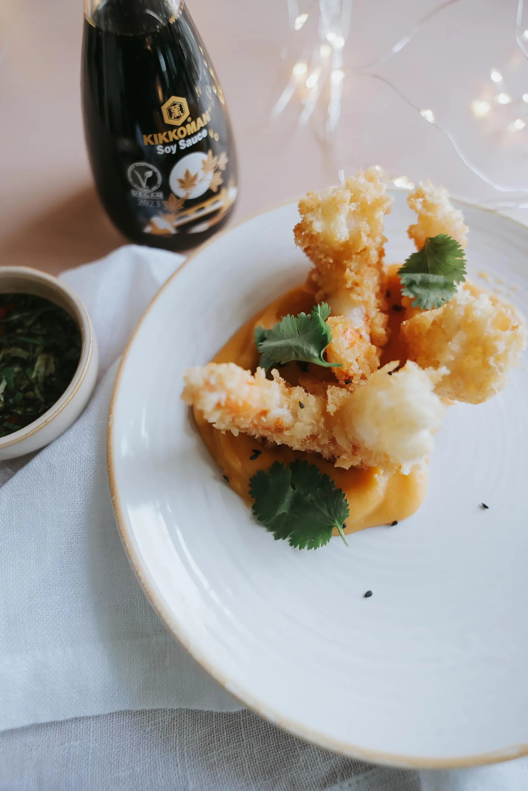 Crevettes croustillantes, purée de patate douce coco et sauce soja relevée