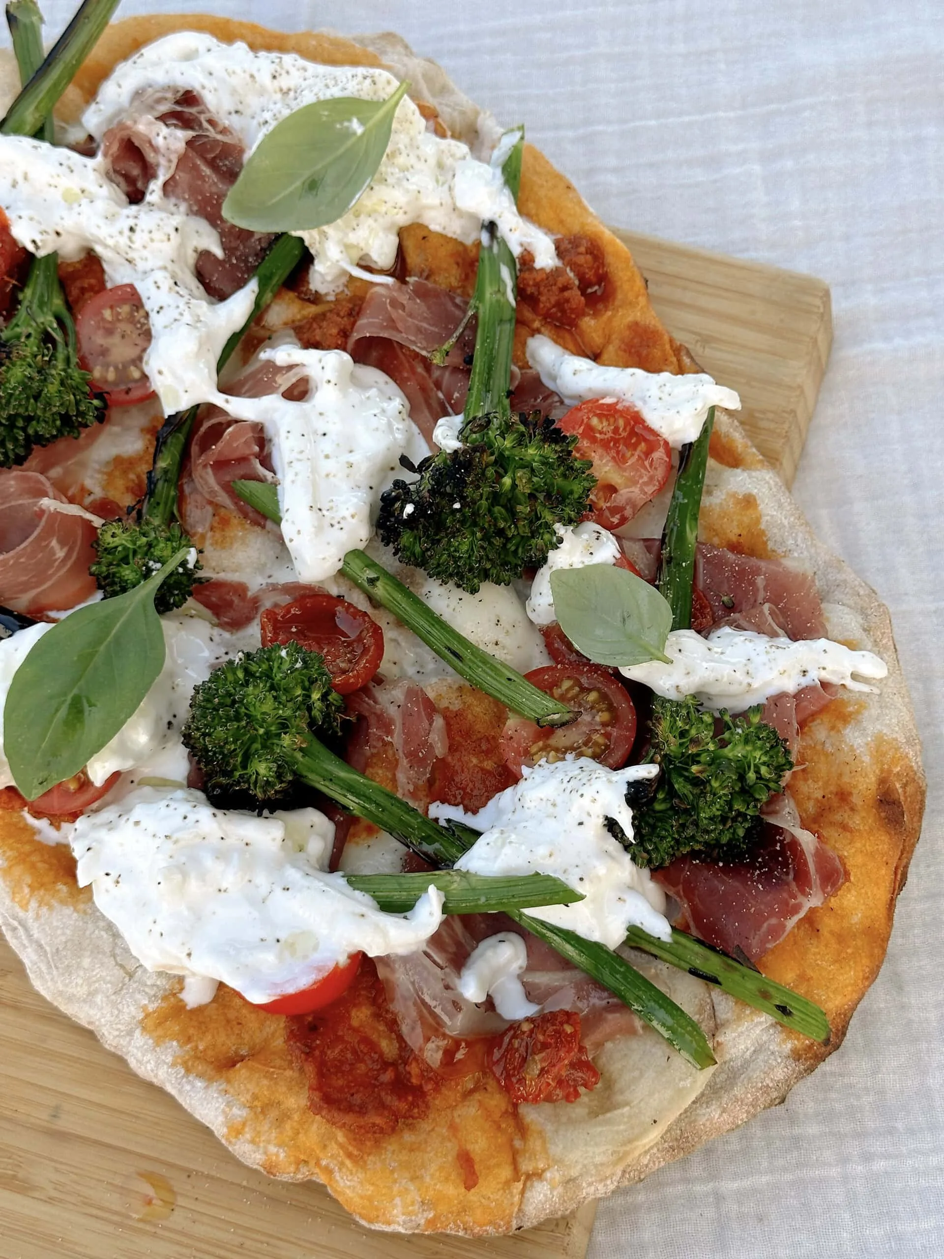 Pinsa pesto rosso et brocoletti 