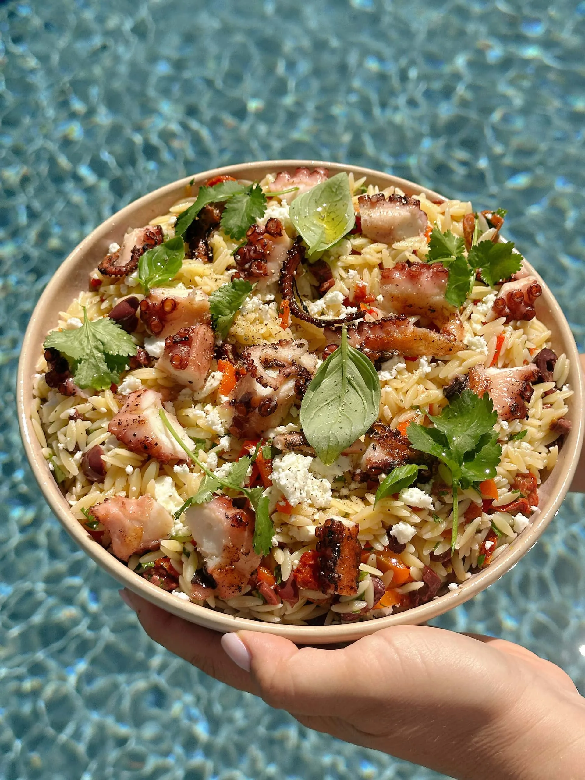 Salade de pâtes grecques et poulpe à la plancha