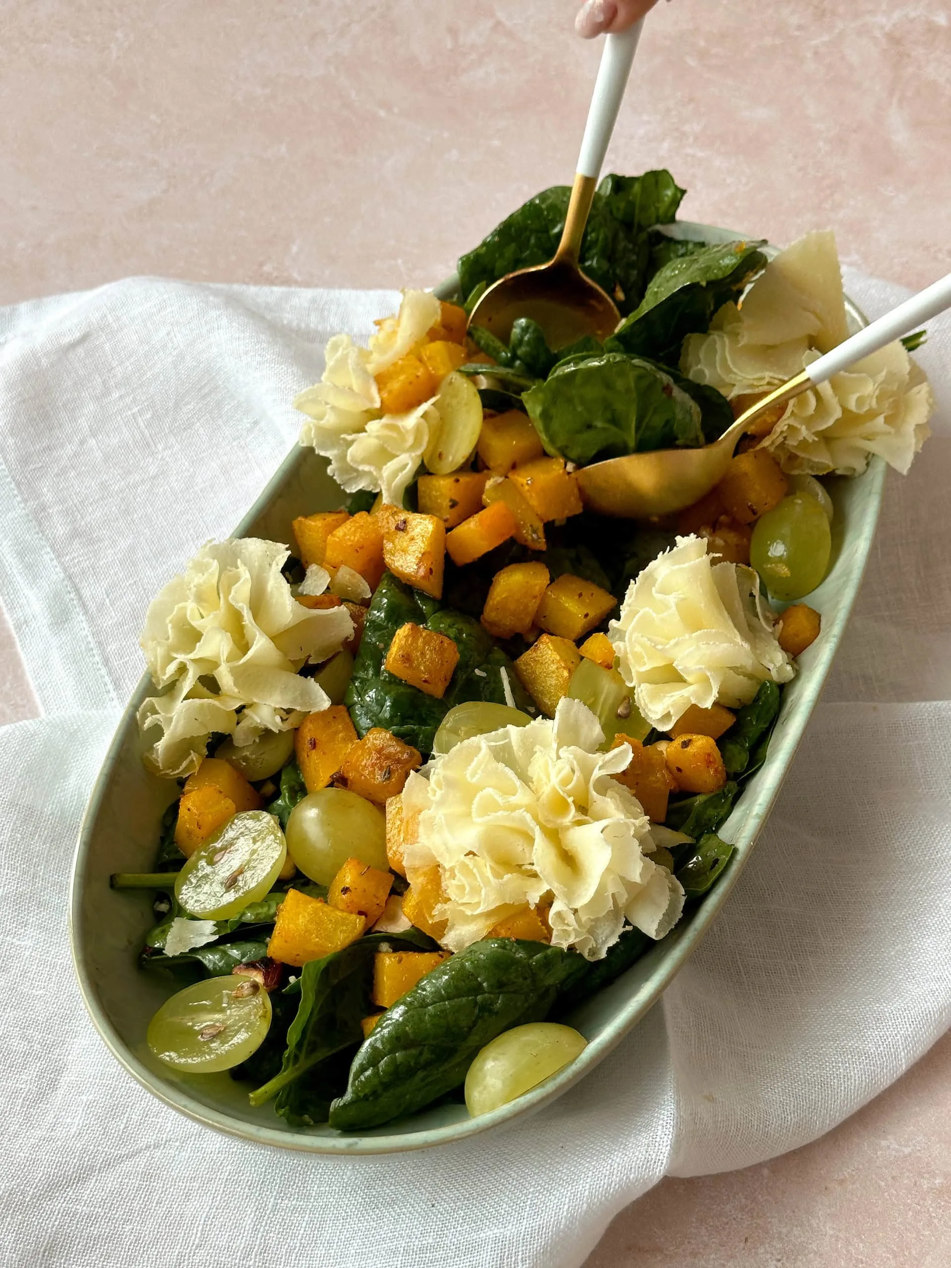  Salade Tiède de courge rôtie, Tête de Moine AOP & noisettes grillées