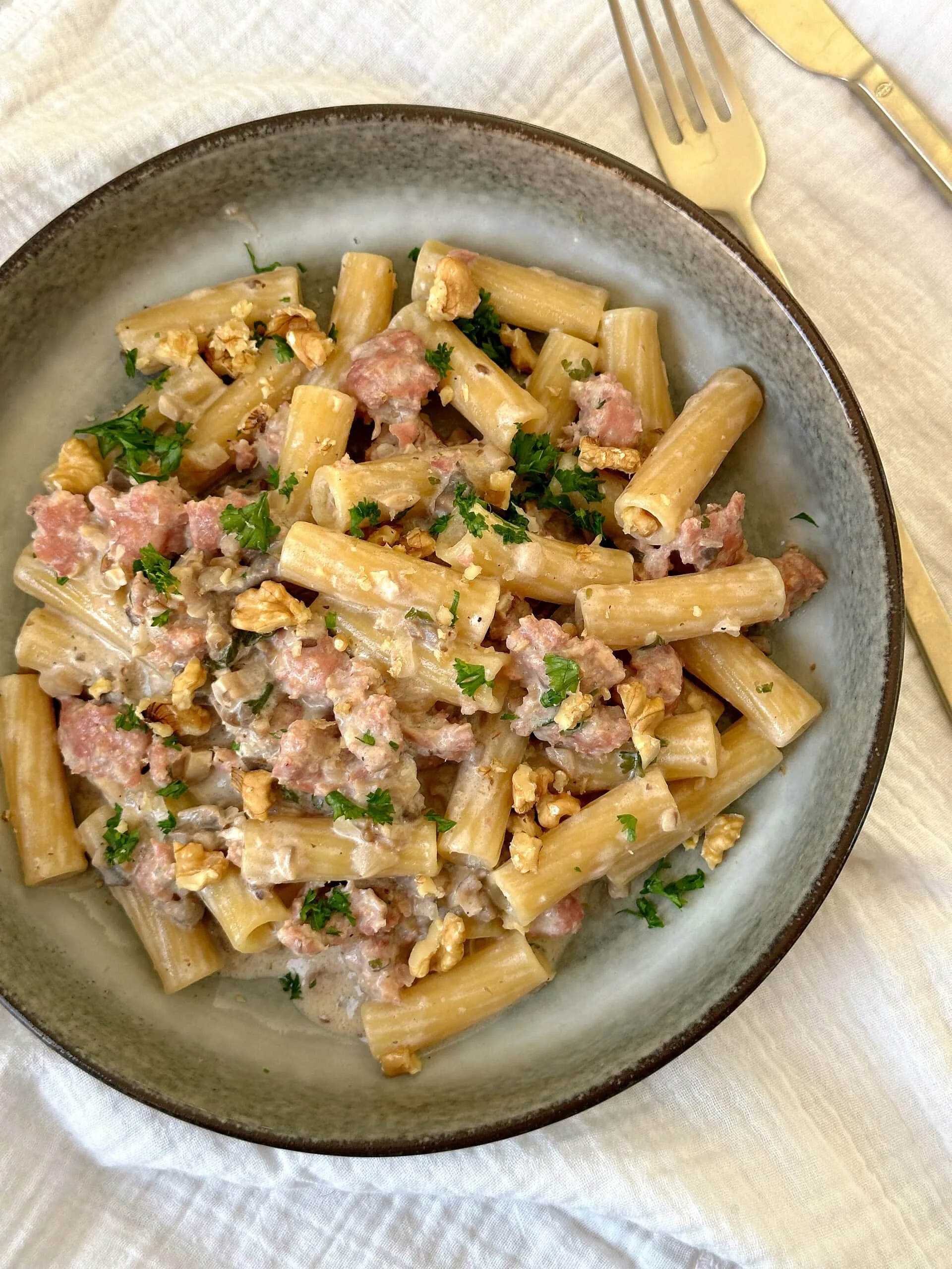 Rigatoni à la saucisse italienne & aux noix