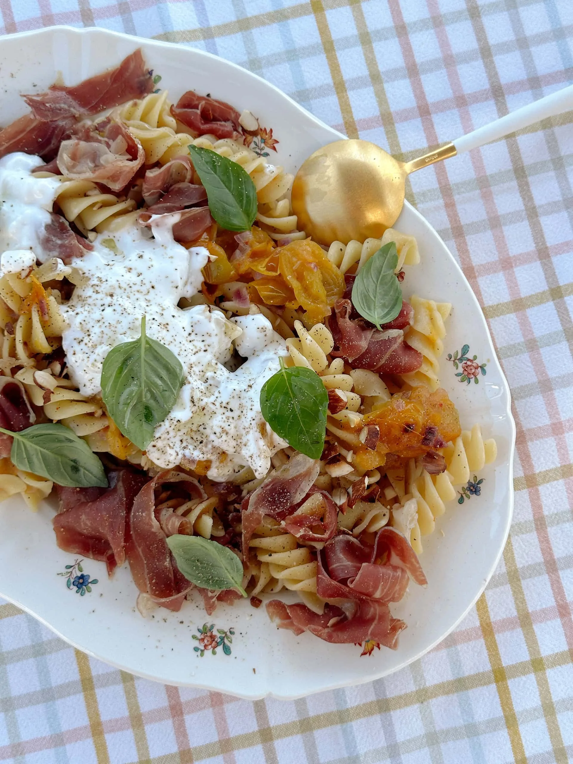 Fusili sauce aux tomates jaunes, jambon de Parme, mozza et amandes grillées