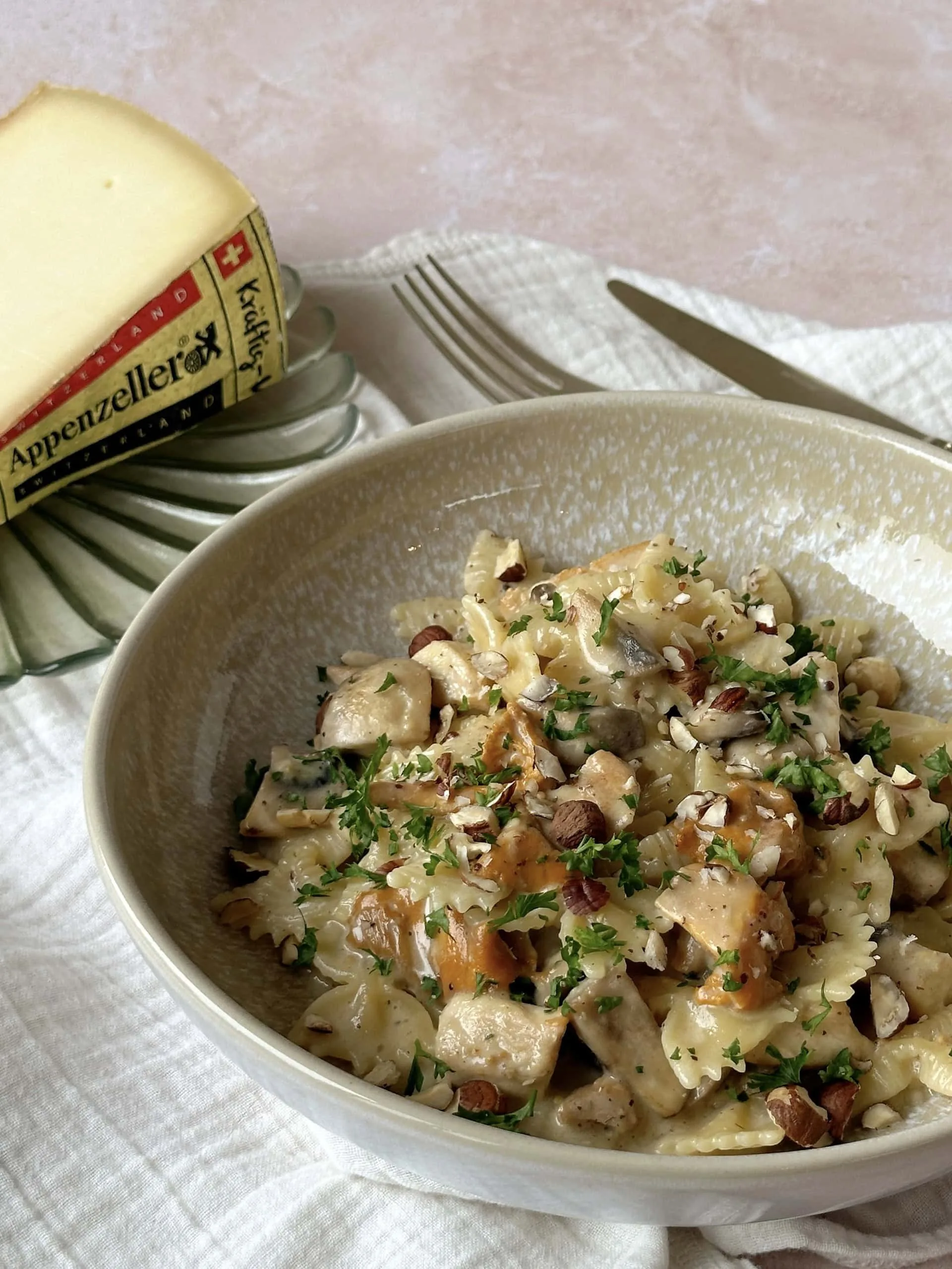 Farfalle crème à l’Appenzeller® Surchoix, girolles et poulet