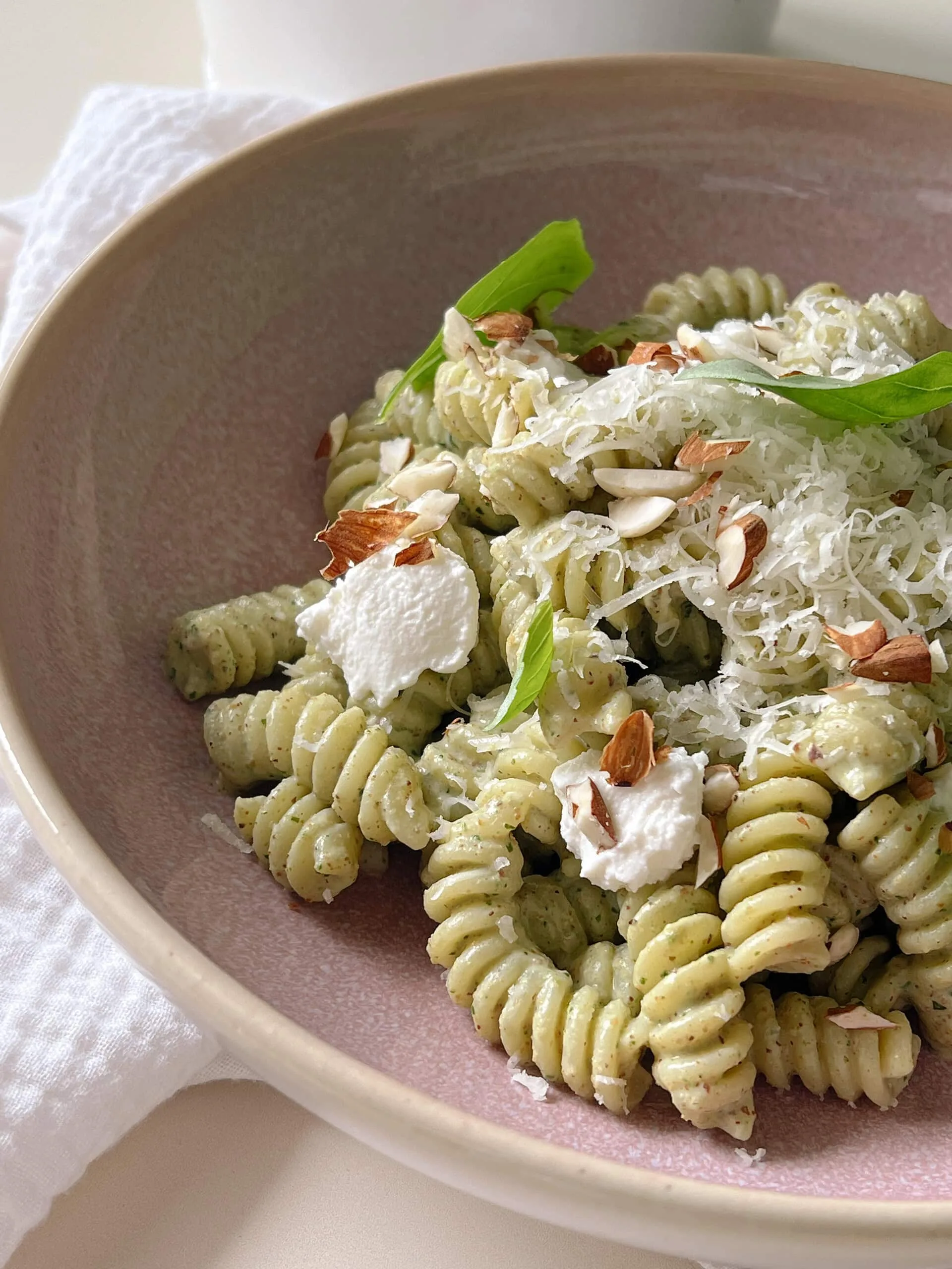 Fusili pesto aux amandes, basilic et ricotta