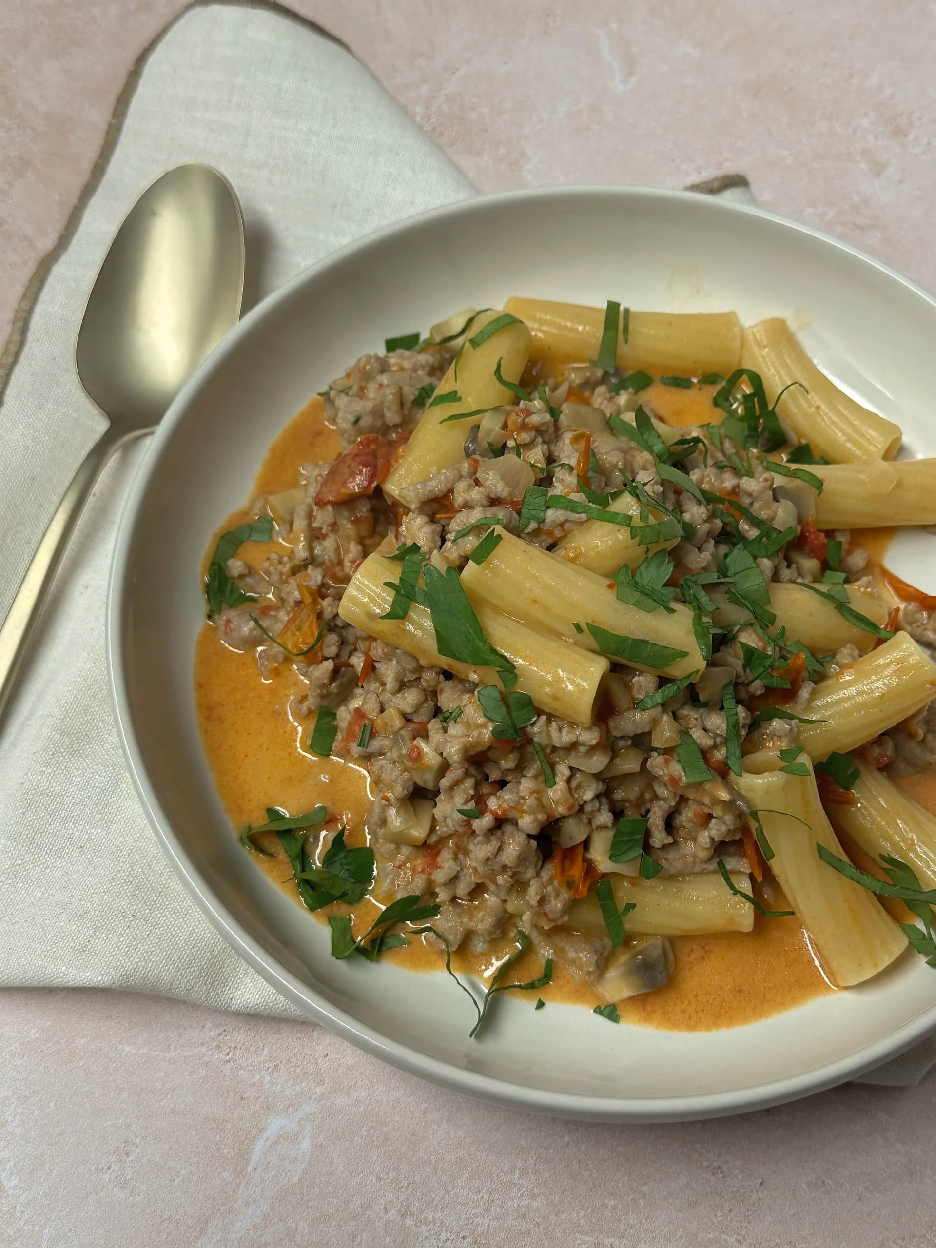 Tortiglioni hachis, tomates, crème et champignons