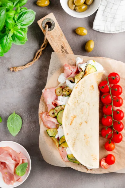 Piadine Mortadella Bologna, stracciatella, olives vertes  et courgettes poêlées