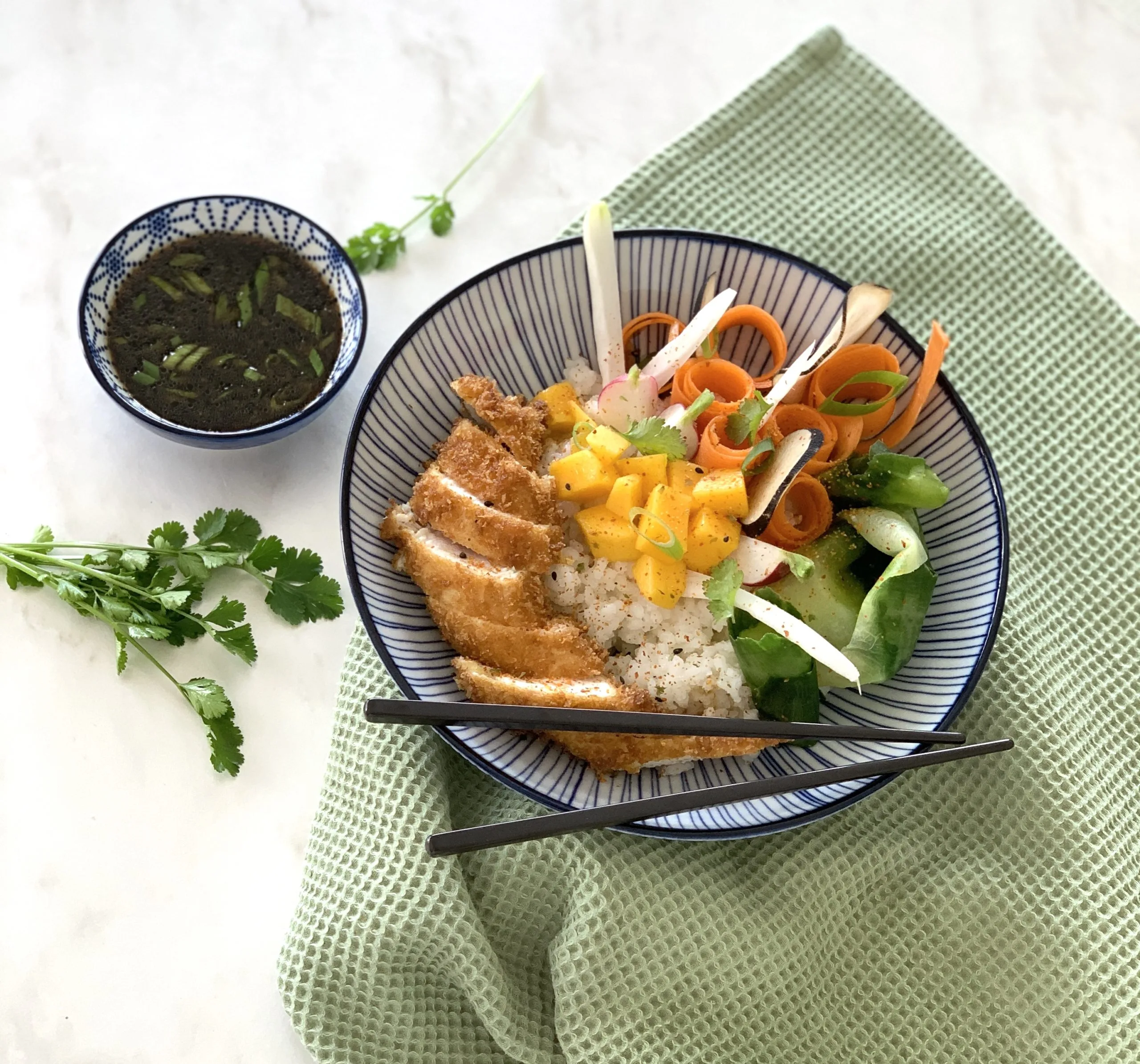Poké bowl au poulet croquant et légumes