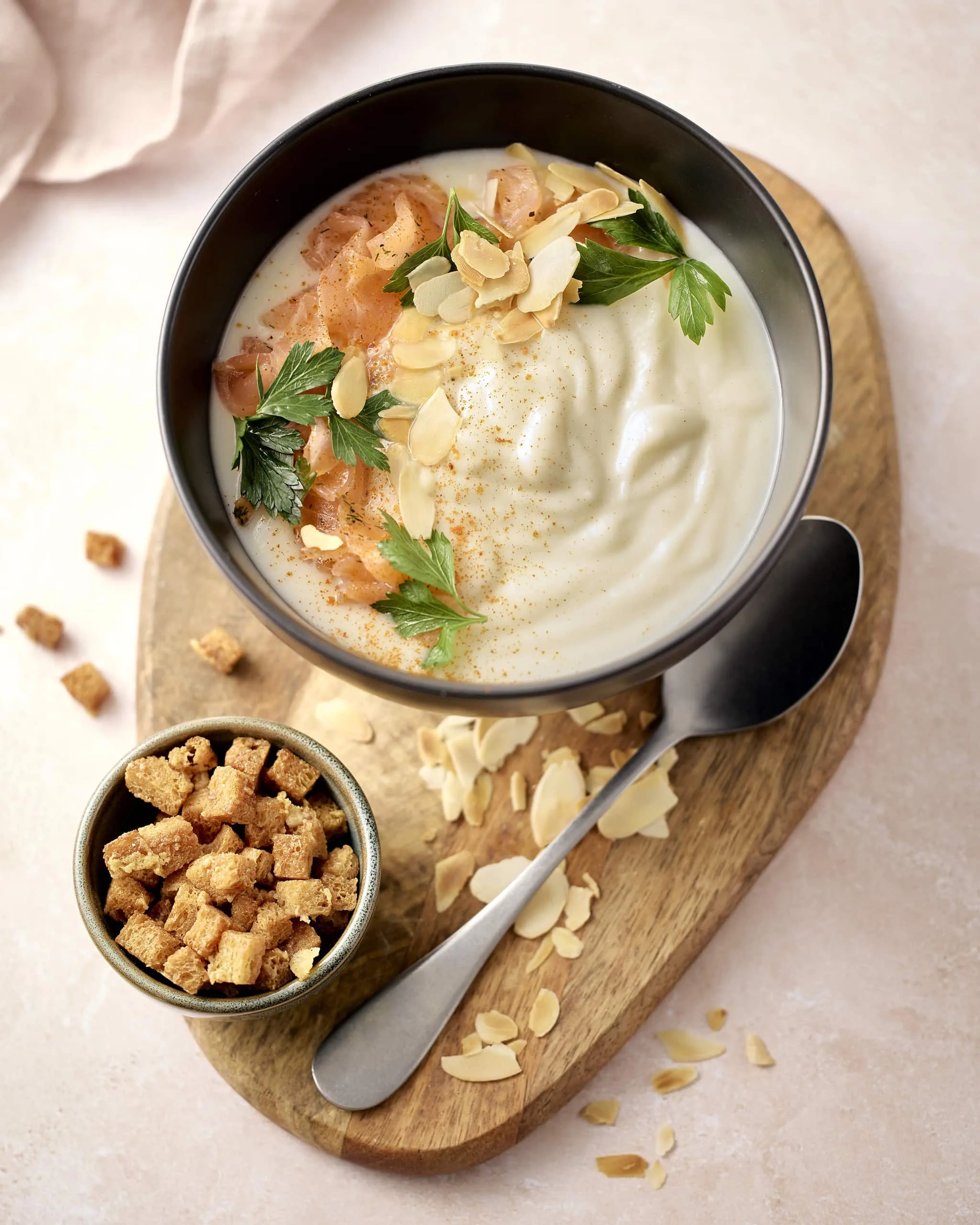 Potage Dubarry, émietté de truite saumonée et amandes effilées
