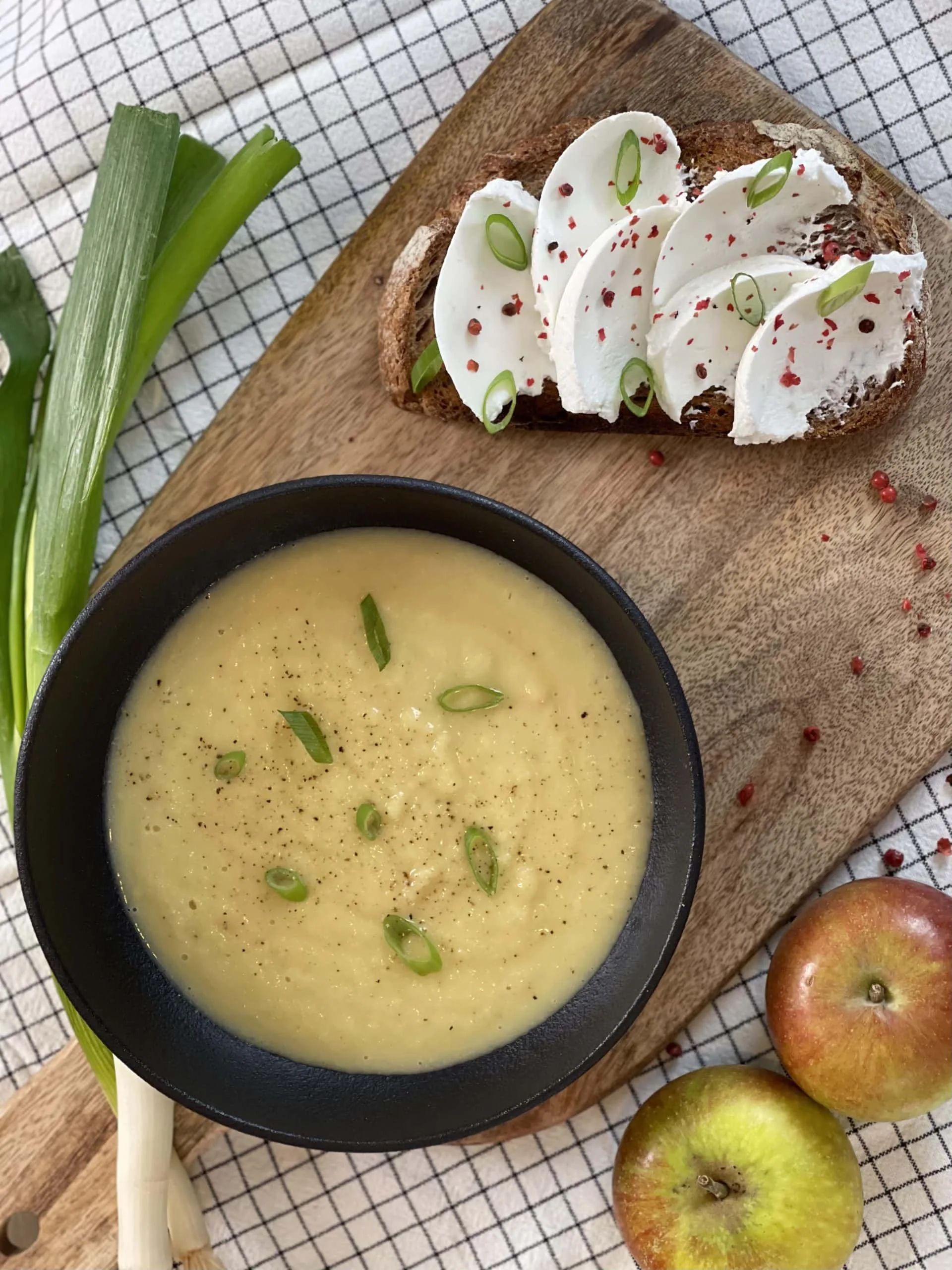 Potage de céleri rave et pommes – Toast chèvre frais