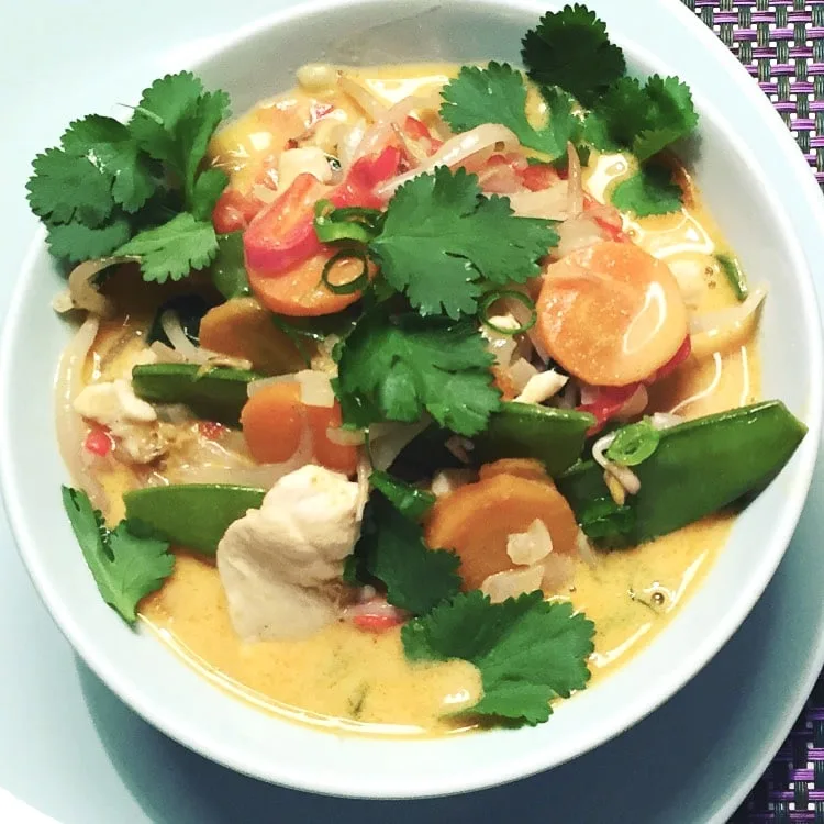 Poulet au curry rouge et légumes croquants